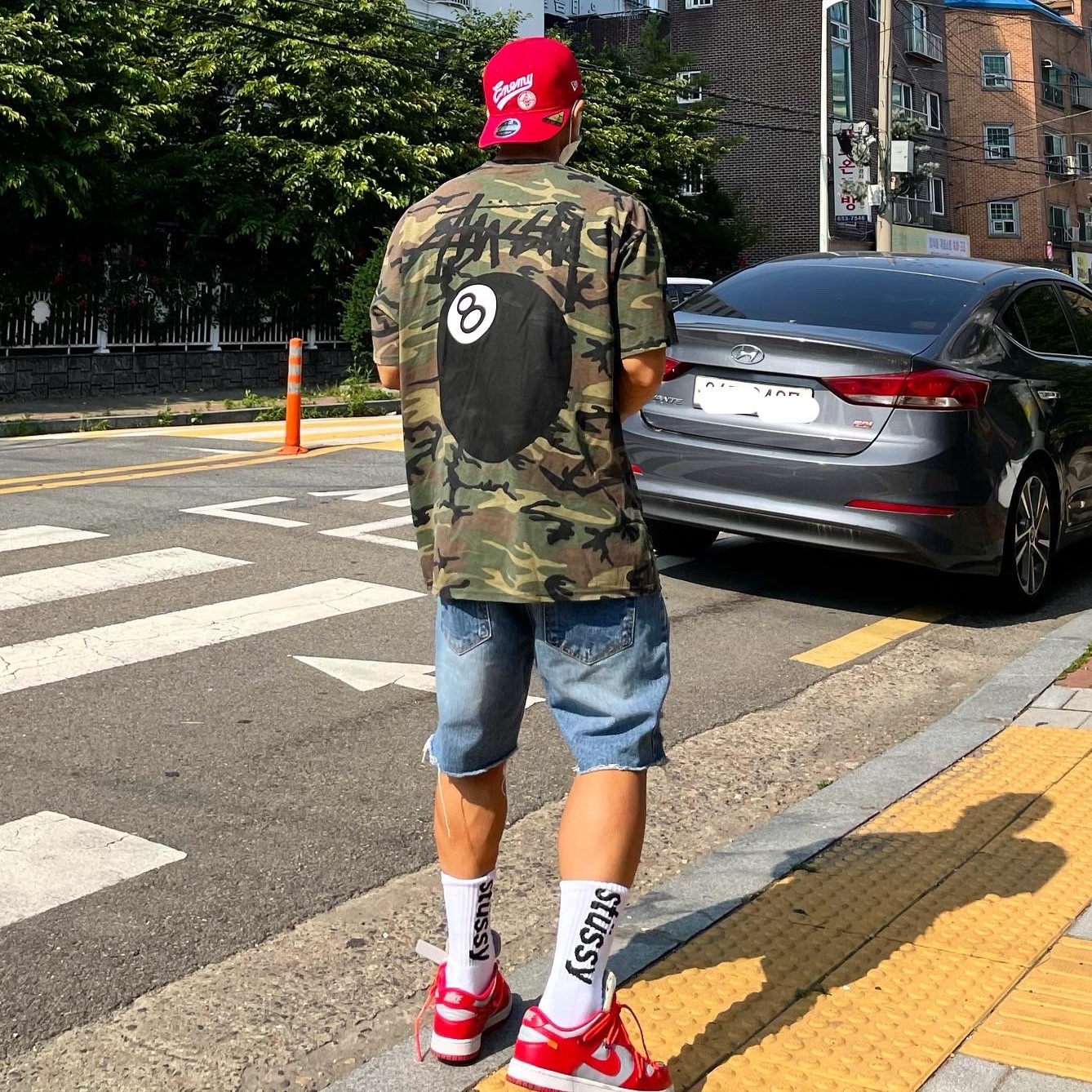 Nike x Off-White Dunk Low University Red, Stussy 8 Ball T-Shirt Camo 착용 스타일