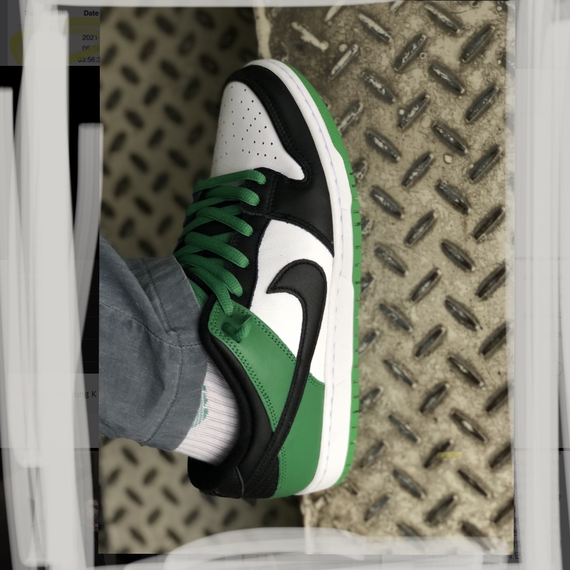 Nike SB Dunk Low Pro Black and Classic Green 착용 스타일 - 3