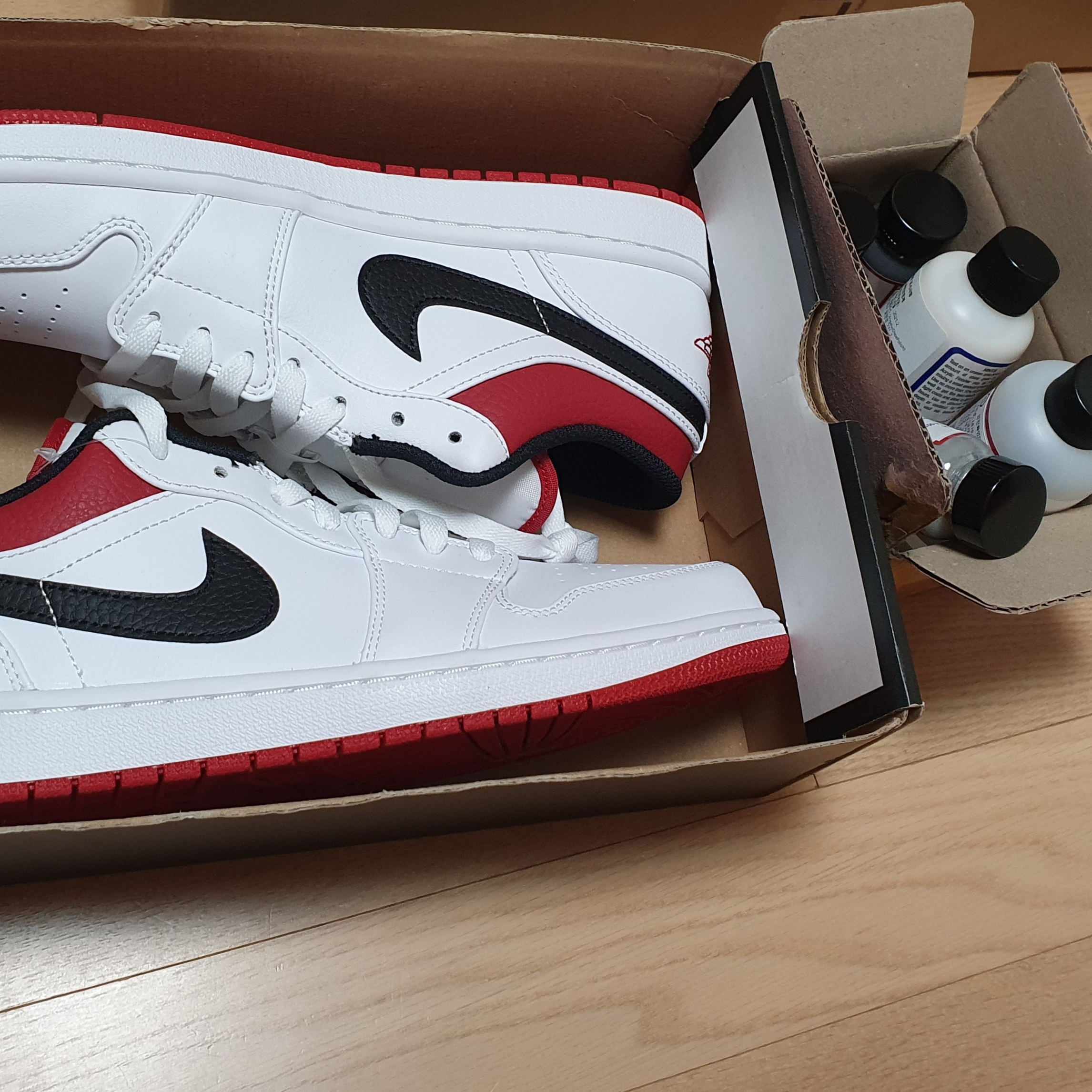 Jordan 1 Low White Red Black 착용 스타일 - 1