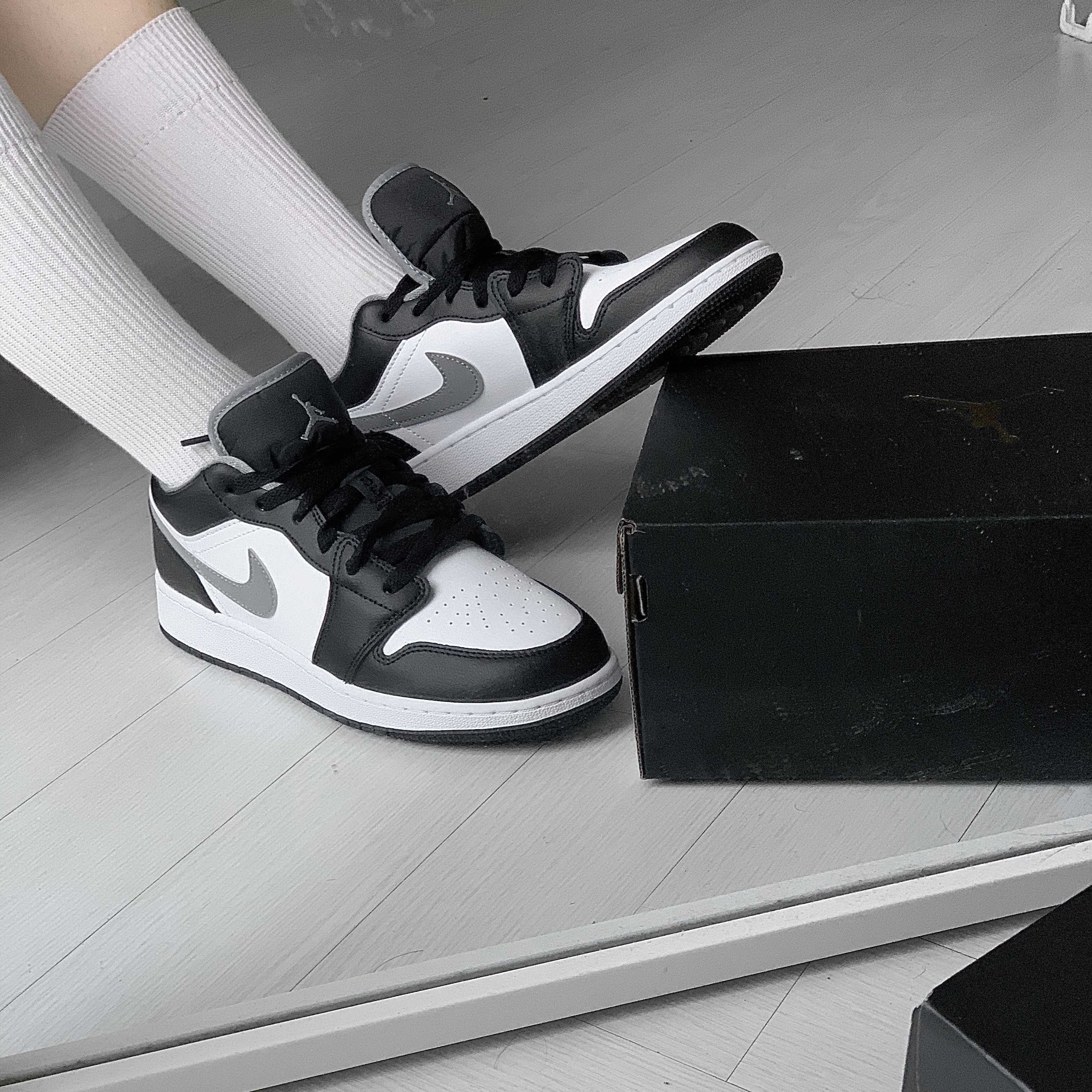 (GS) Jordan 1 Low Black Particle Grey, Jordan 1 Low Black Particle Grey 착용 스타일 - 2