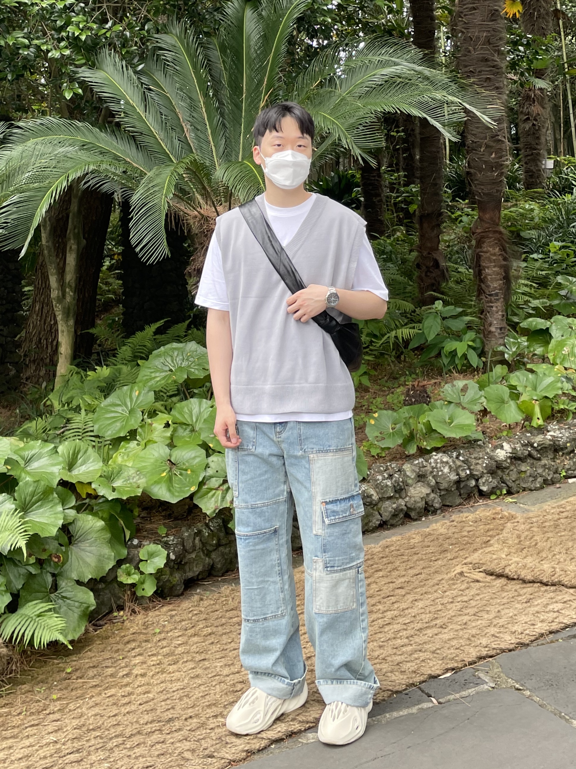 Adidas Yeezy Foam RNNR Sand 착용 스타일