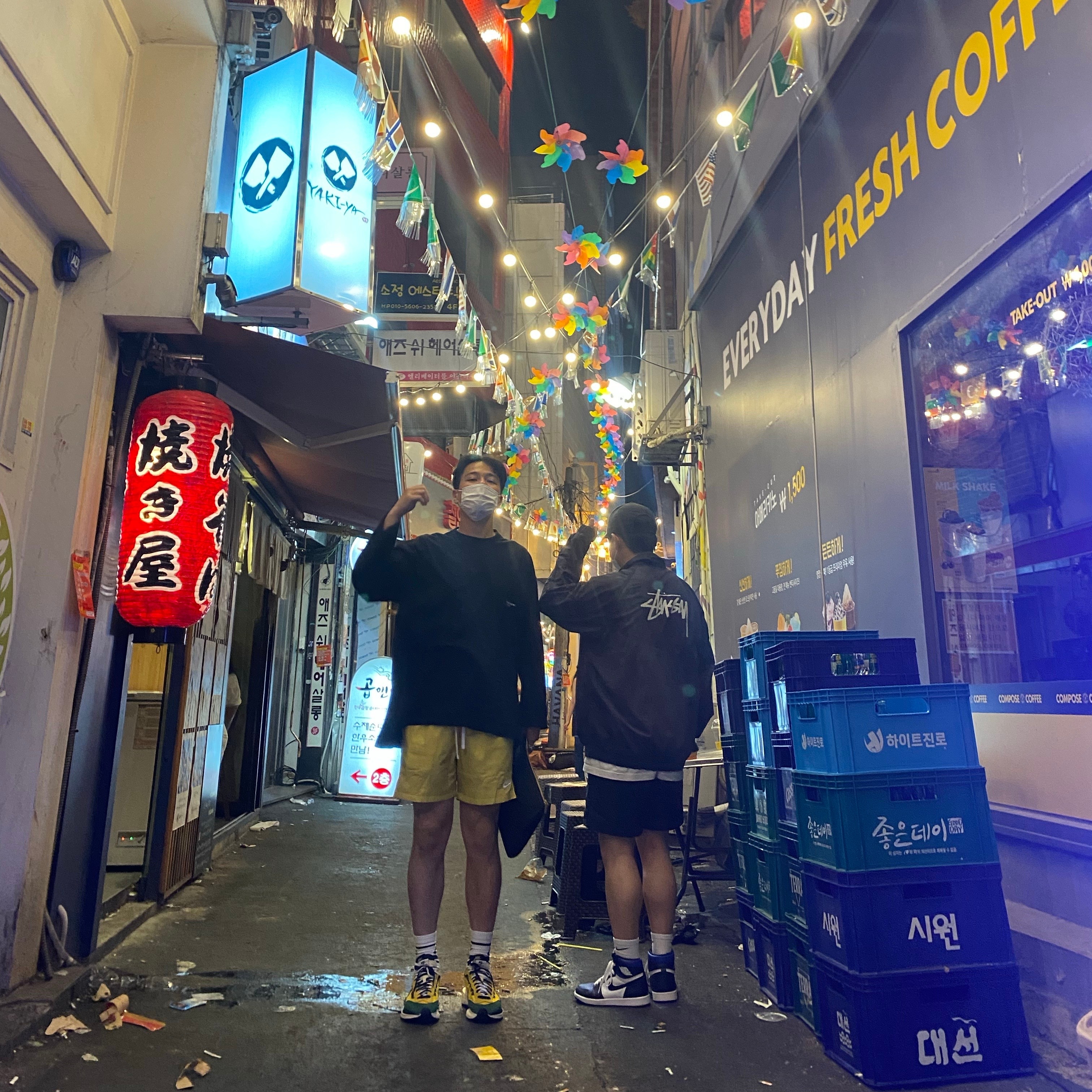 Nike x Sacai VaporWaffle Tour Yellow & Gorge Green Sail, Jordan 1 Retro High OG Royal Toe 착용 스타일