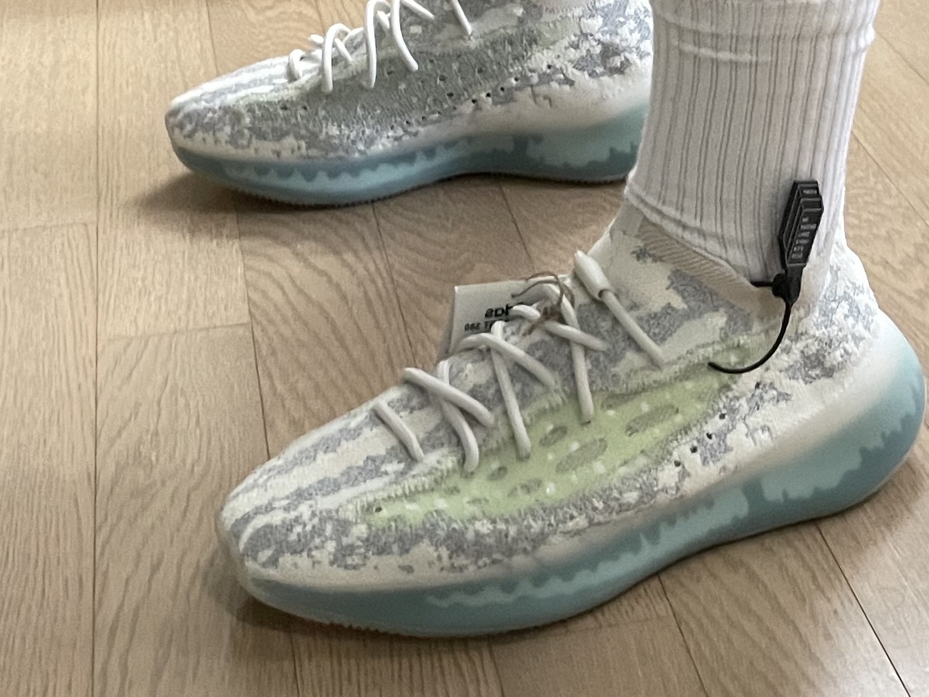 Adidas Yeezy Boost 380 Alien Blue - Reflective 착용 스타일