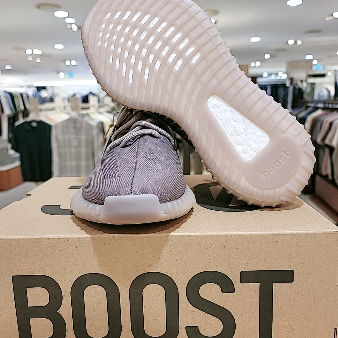 Adidas Yeezy Boost 350 V2 Mono Mist 착용 스타일 - 2