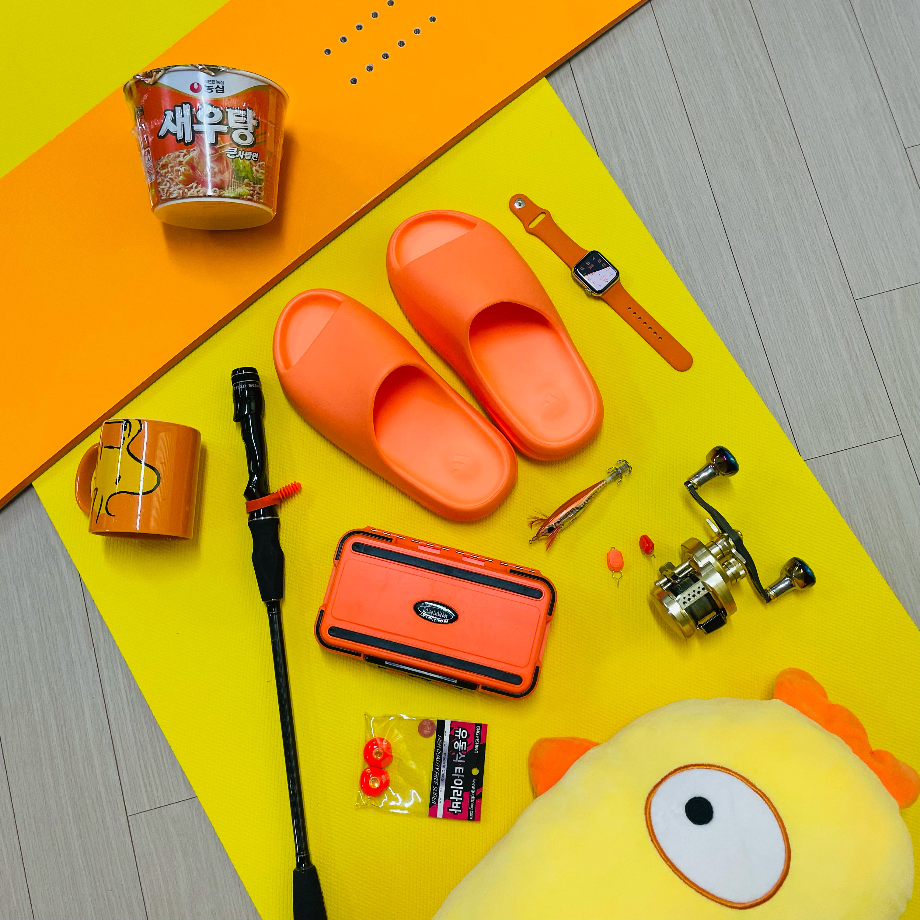 Adidas Yeezy Slide Enflame Orange 착용 스타일
