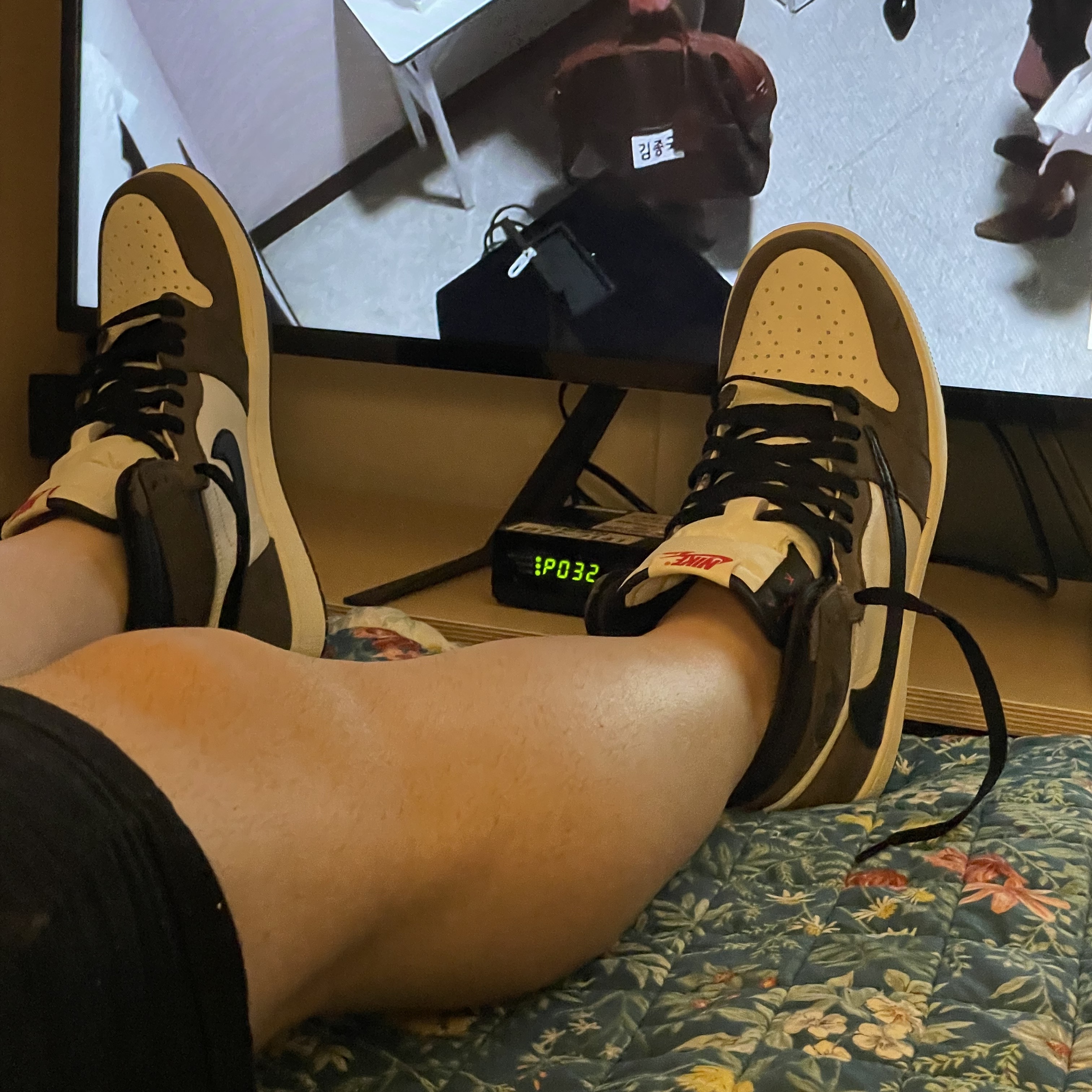 Jordan 1 x Travis Scott Retro High OG SP Mocha 착용 스타일 - 2