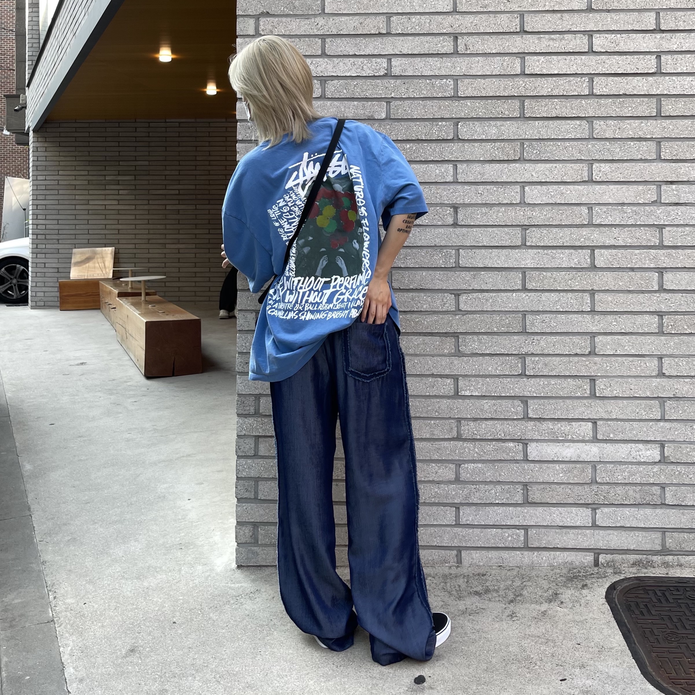 Stussy Camellias Pig. Dyed T-Shirt Blue 착용 스타일