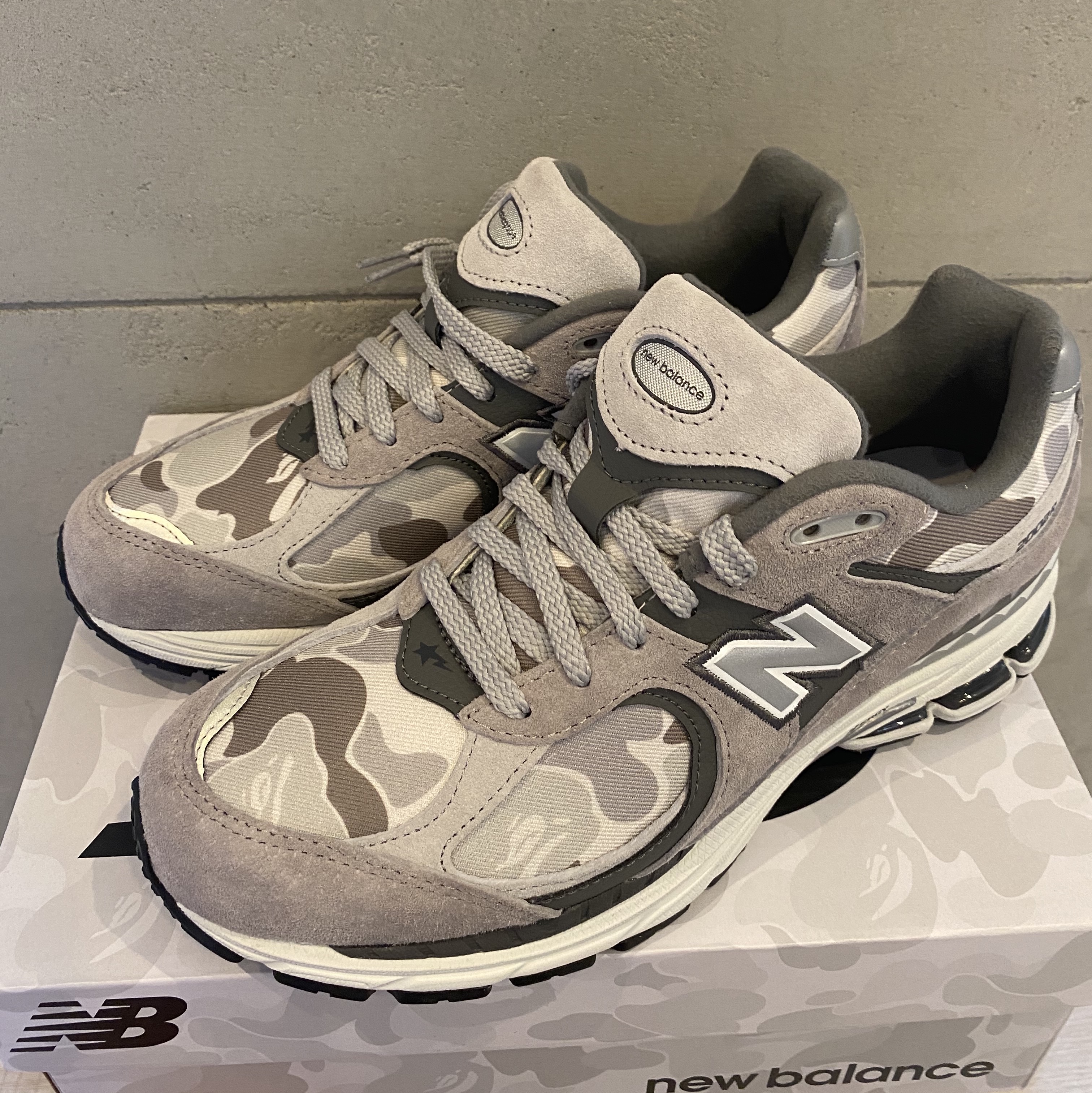 New Balance x BAPE 2002R Gray Camo (Special Box) 착용 스타일 - 2