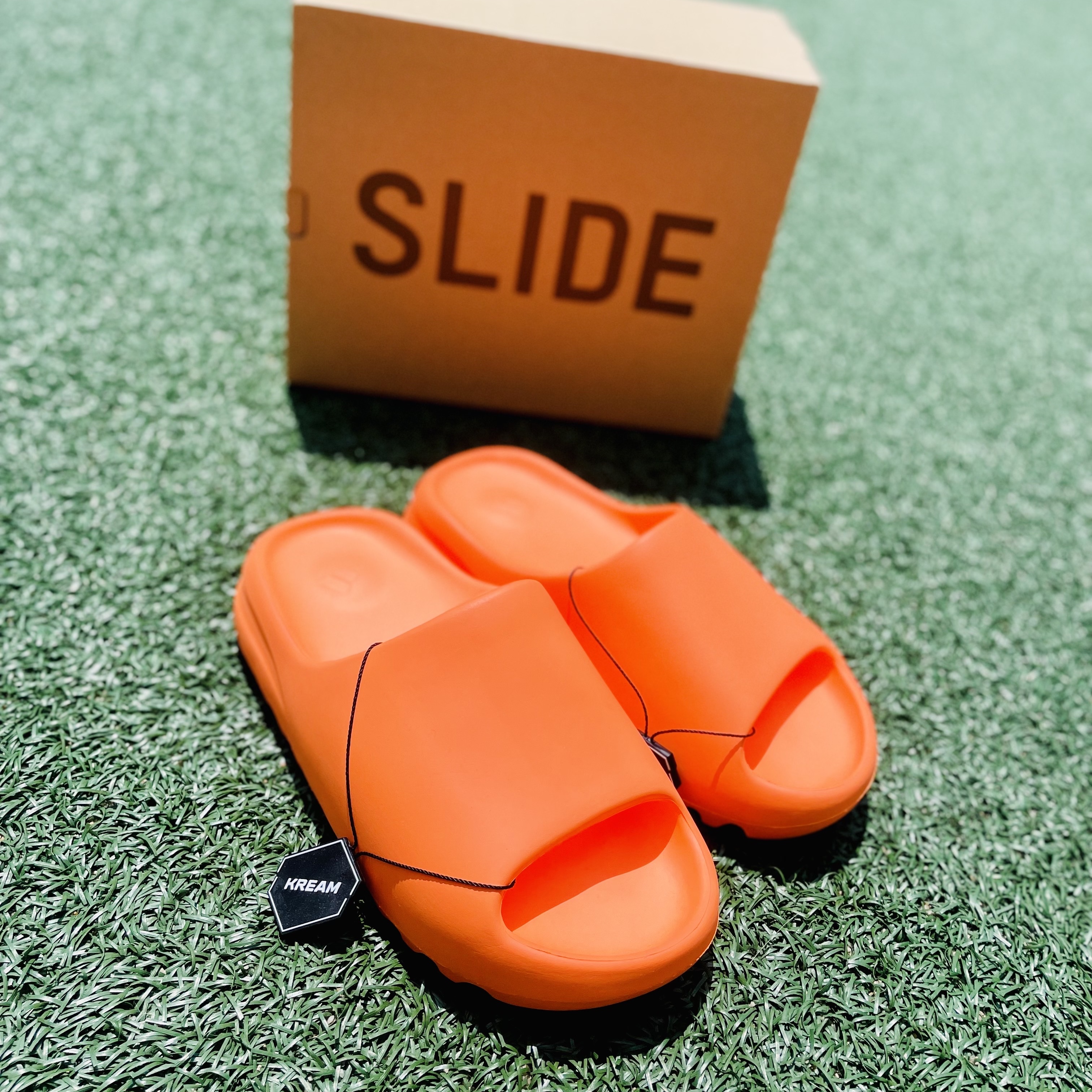 Adidas Yeezy Slide Enflame Orange 착용 스타일