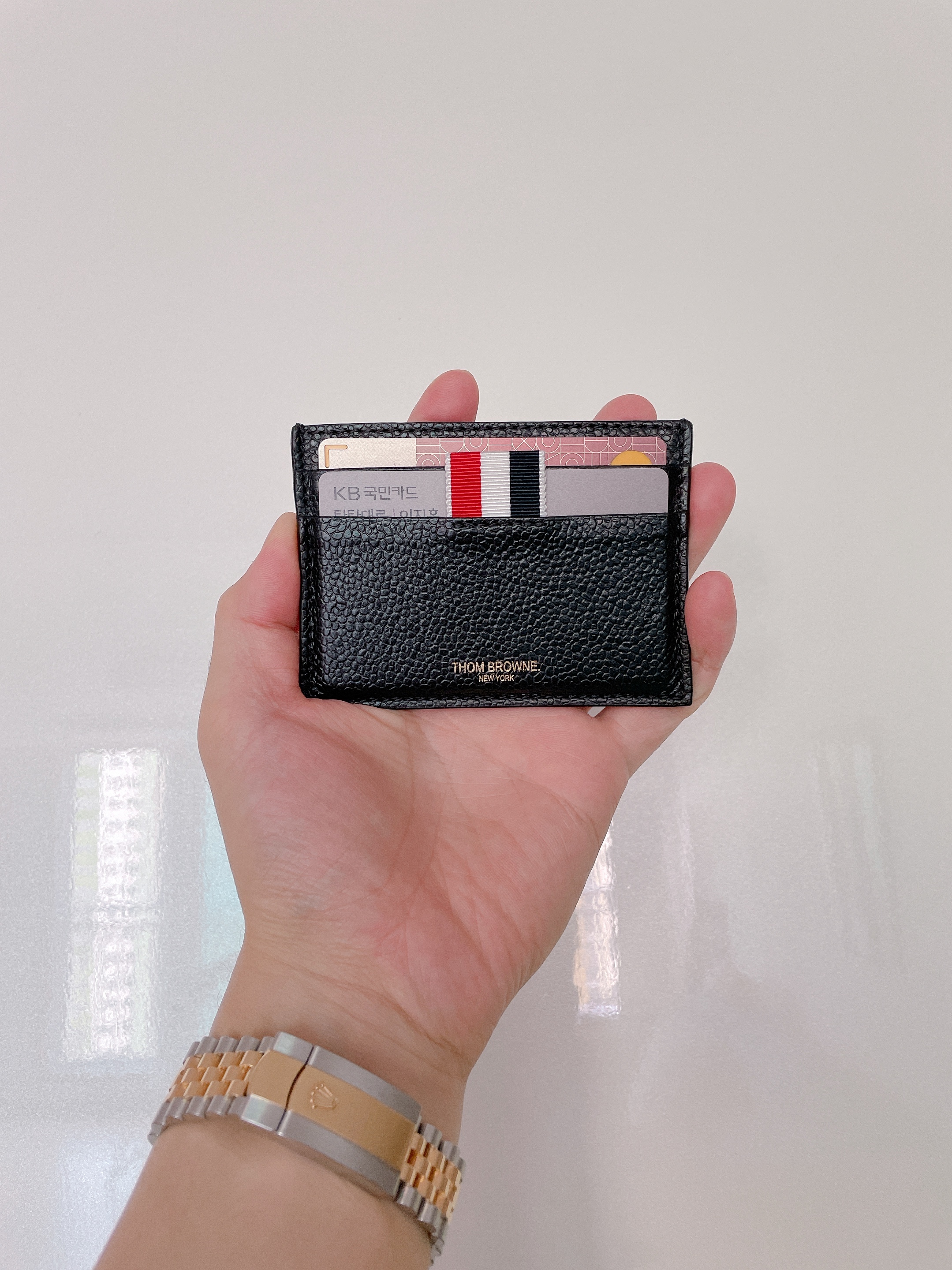 Thom Browne Pebble Grain Leather Stripe Single Card Holder Black 착용 스타일