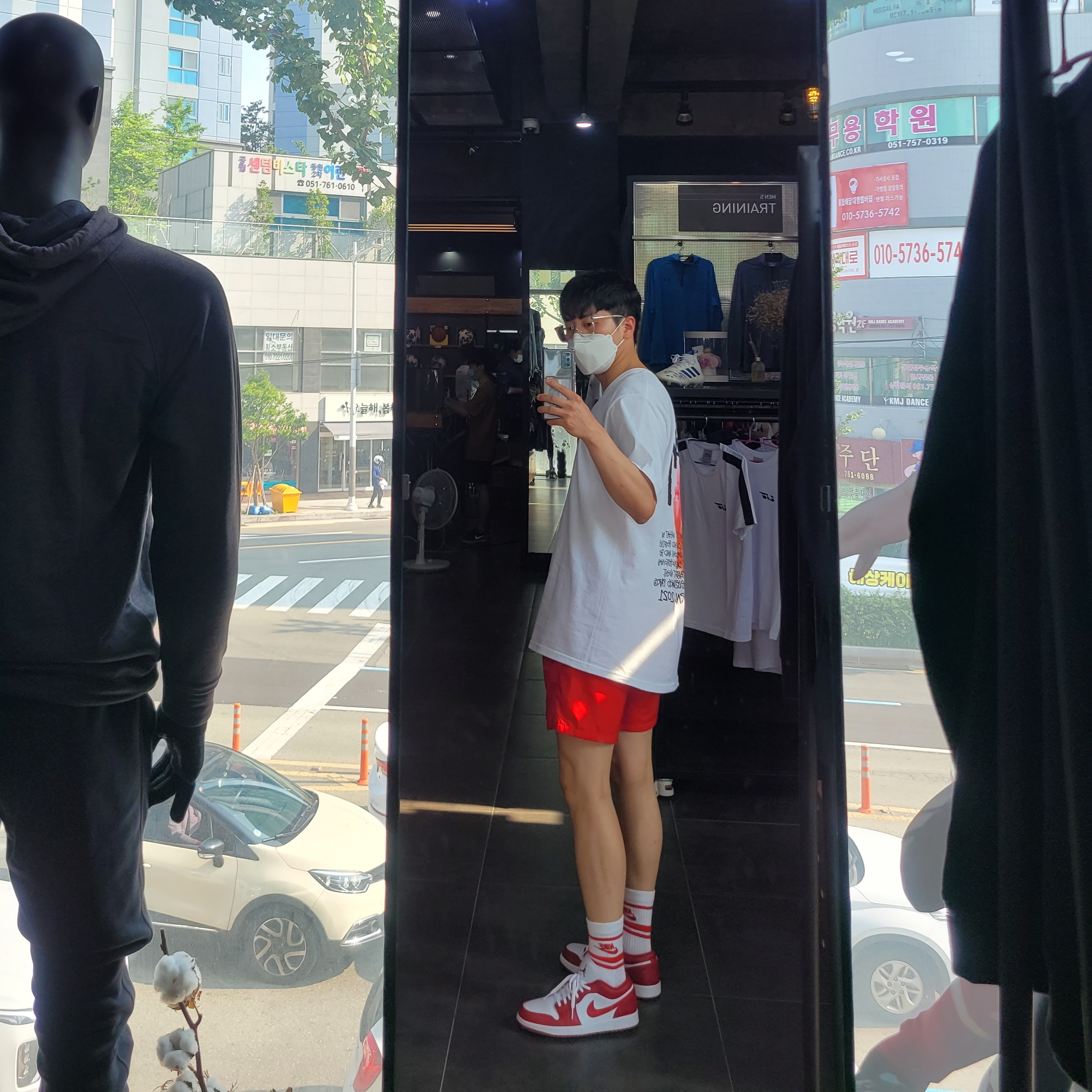 Jordan 1 Low Gym Red White, Stussy Reflection T-Shirt White 착용 스타일