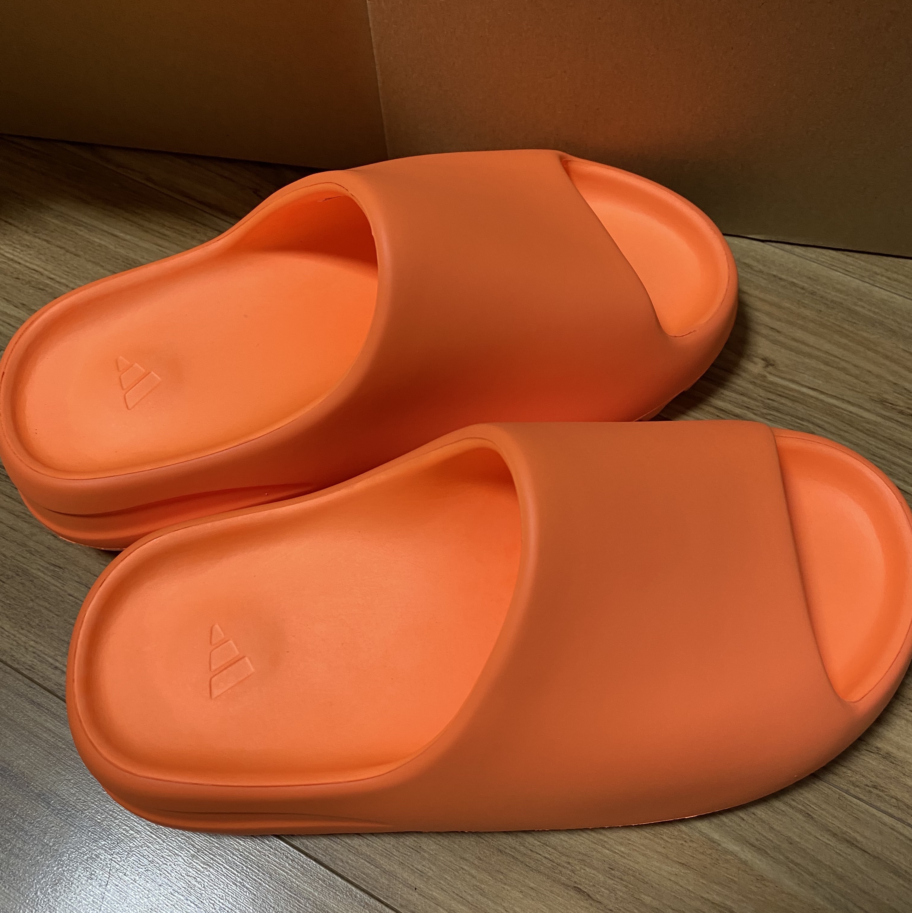Adidas Yeezy Slide Enflame Orange 착용 스타일