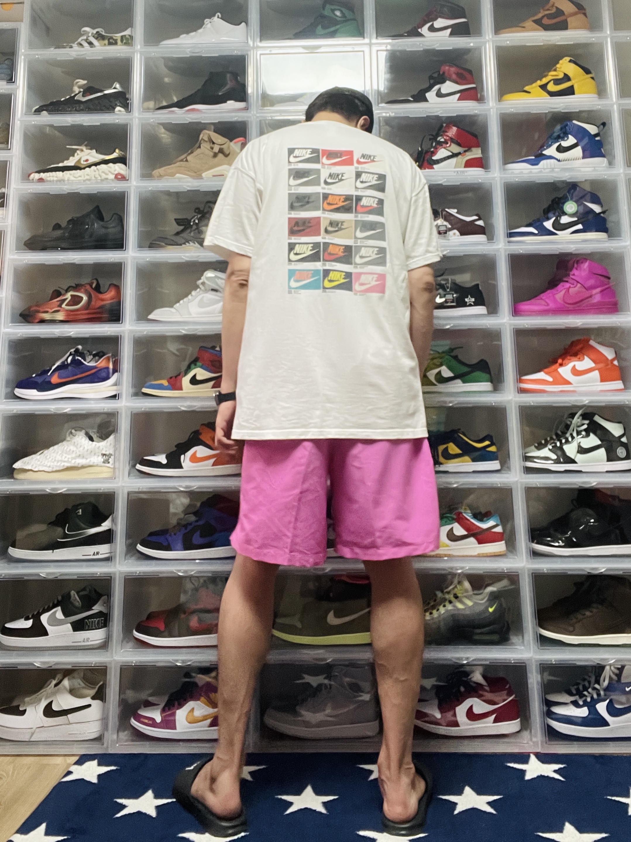 Nike x Stussy Benassi Slide Off Noir, Stussy x Cactus Plant Flea Market Shorts Pink 착용 스타일 - 2