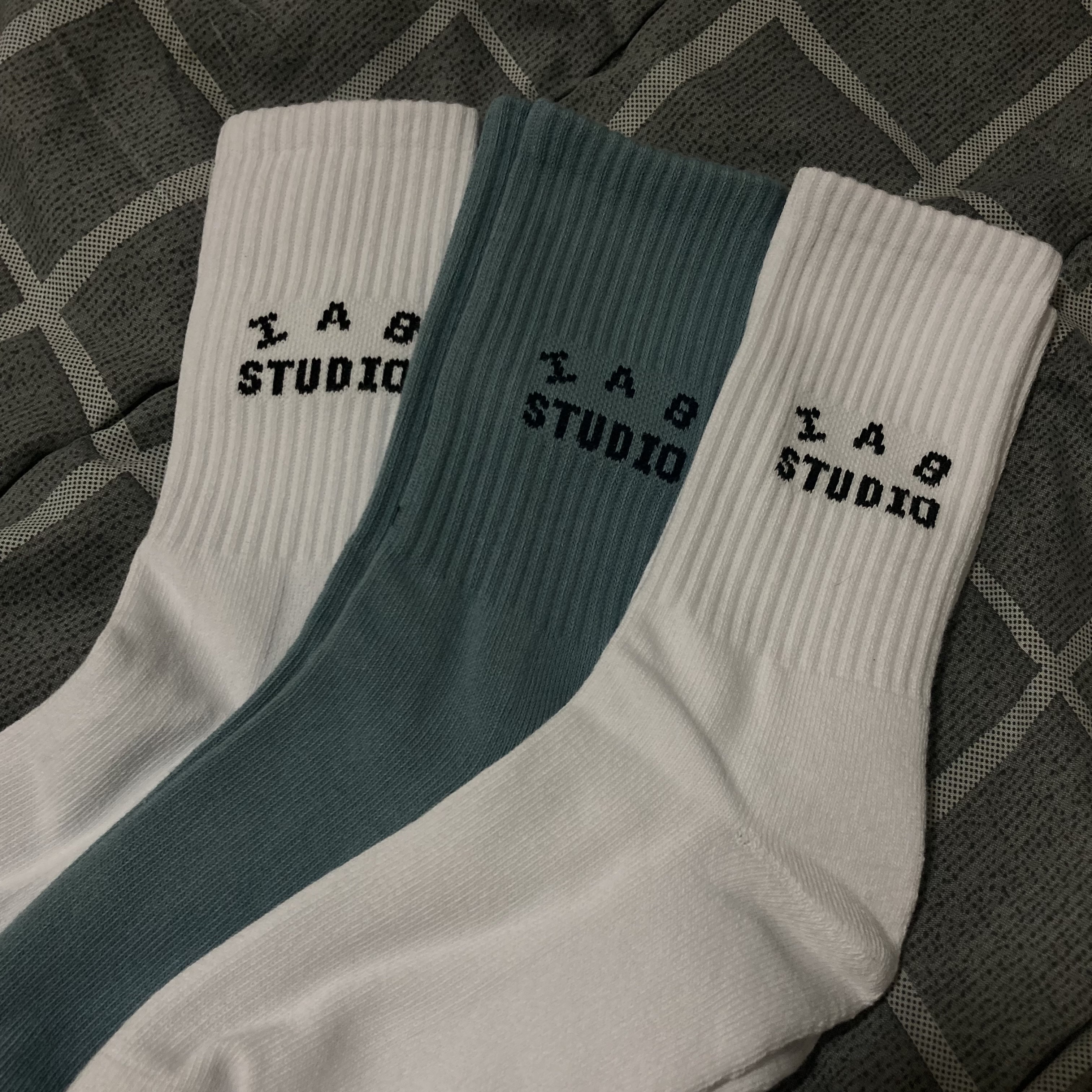 IAB Studio White & Ash Blue Socks (3 Pack) 착용 스타일