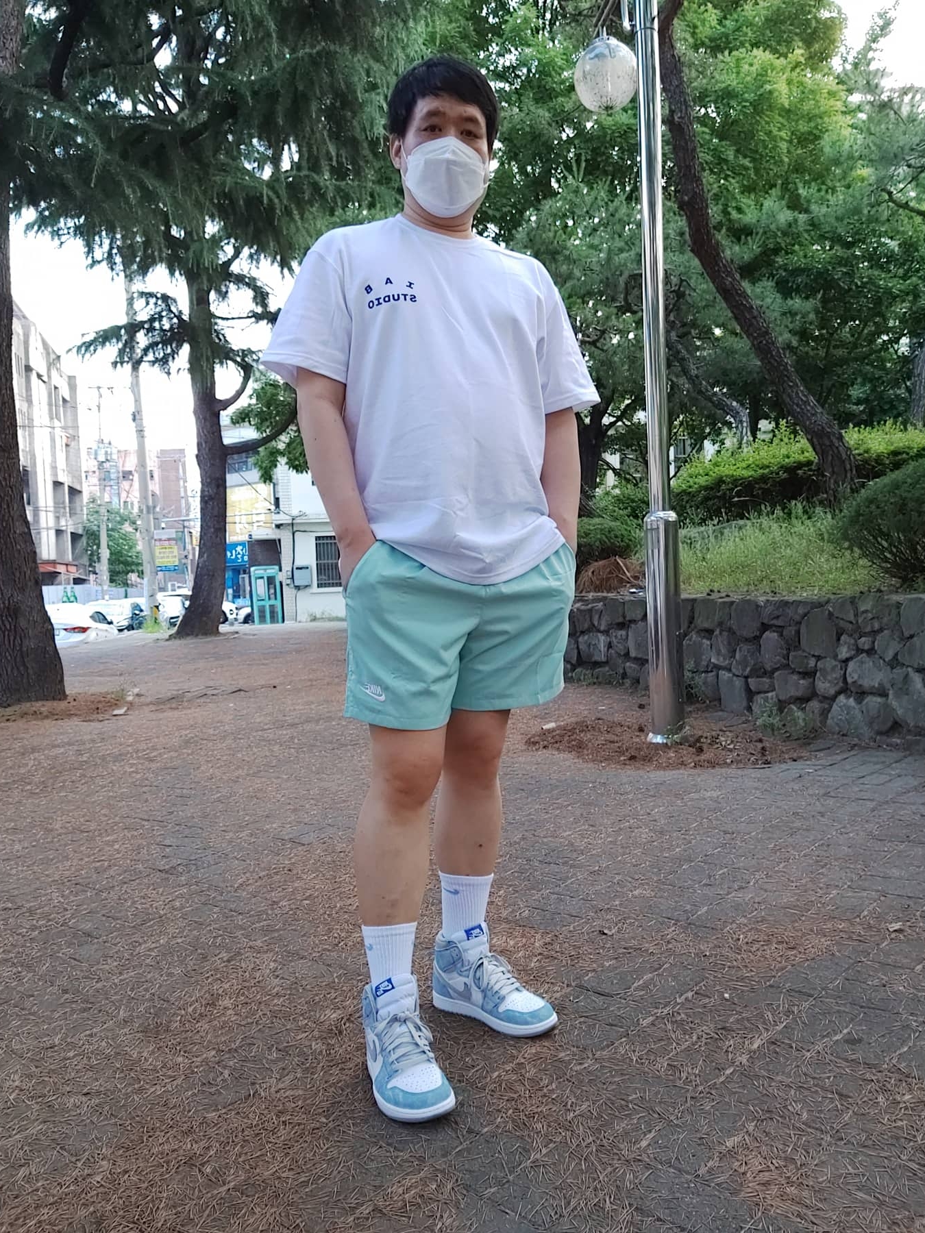 IAB Studio T-Shirt White, Jordan 1 Retro High OG Hyper Royal 착용 스타일 - 1