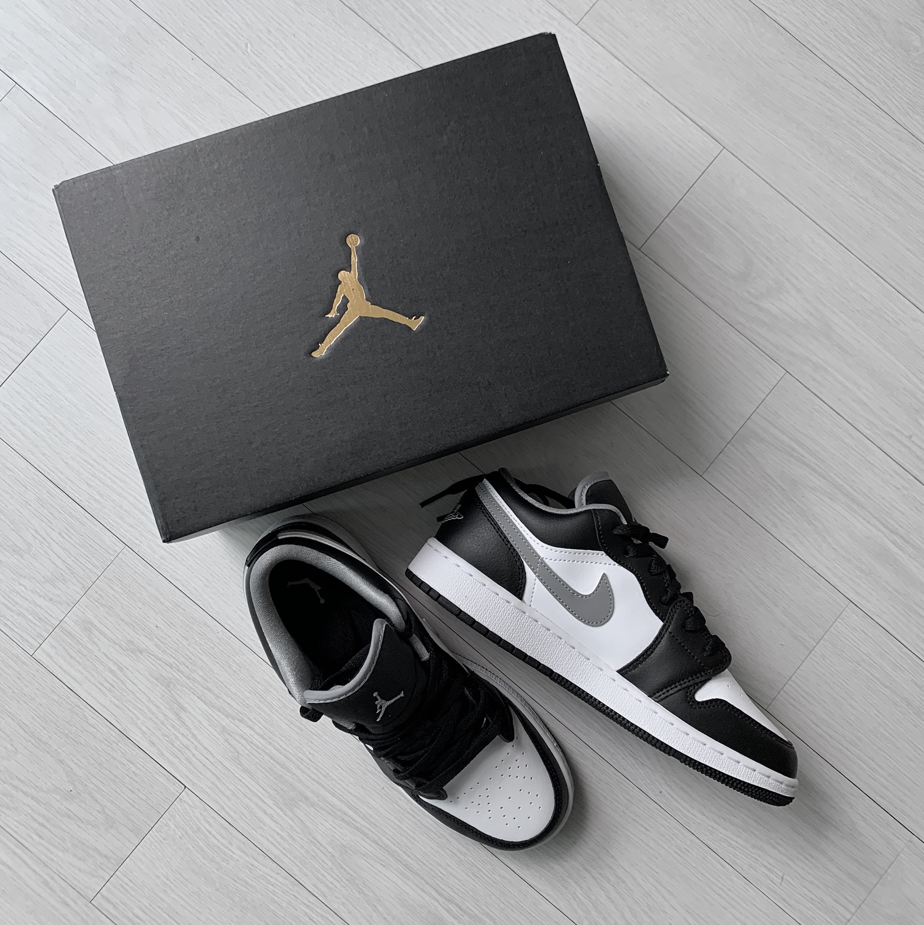 (GS) Jordan 1 Low Black Particle Grey, Jordan 1 Low Black Particle Grey 착용 스타일 - 1