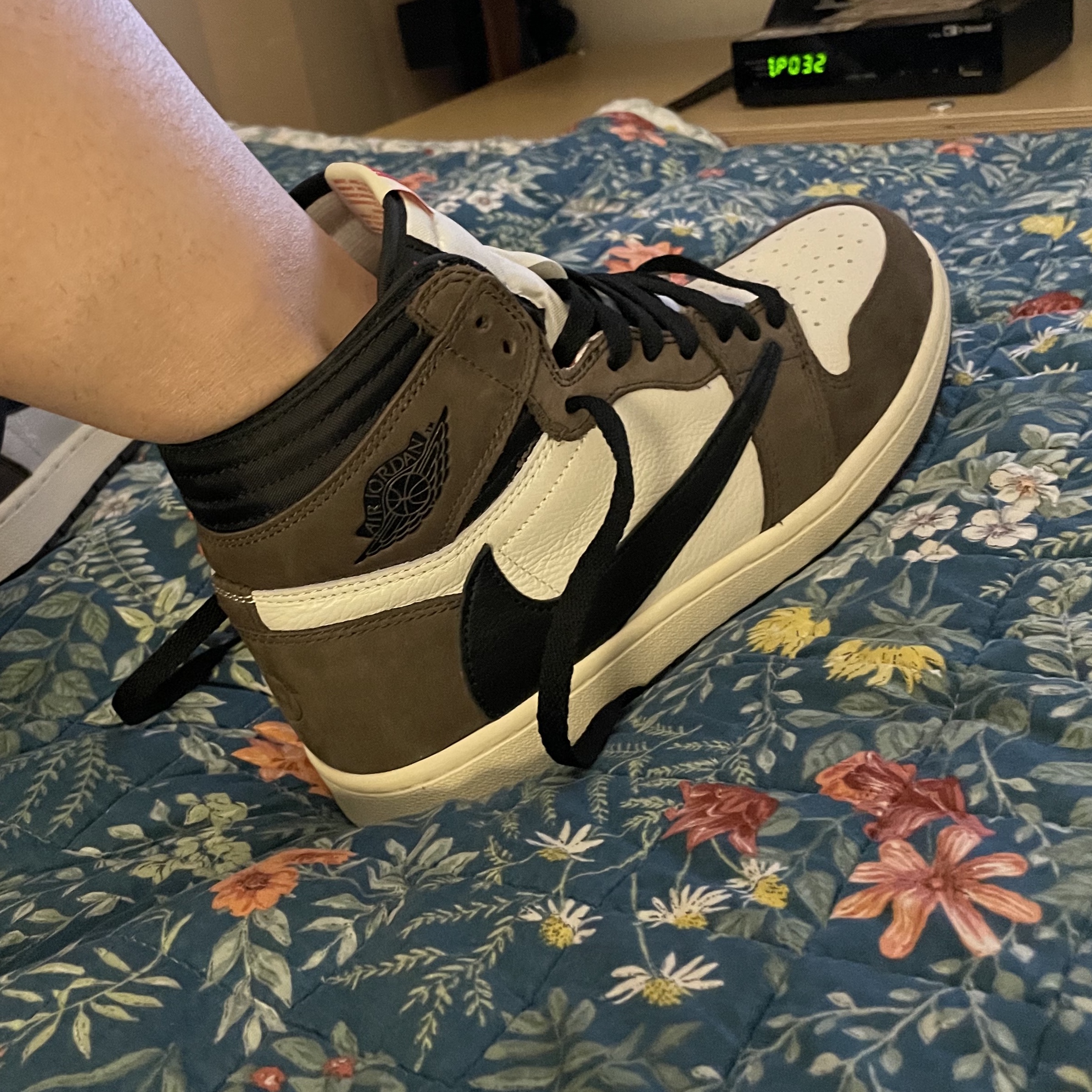 Jordan 1 x Travis Scott Retro High OG SP Mocha 착용 스타일 - 3
