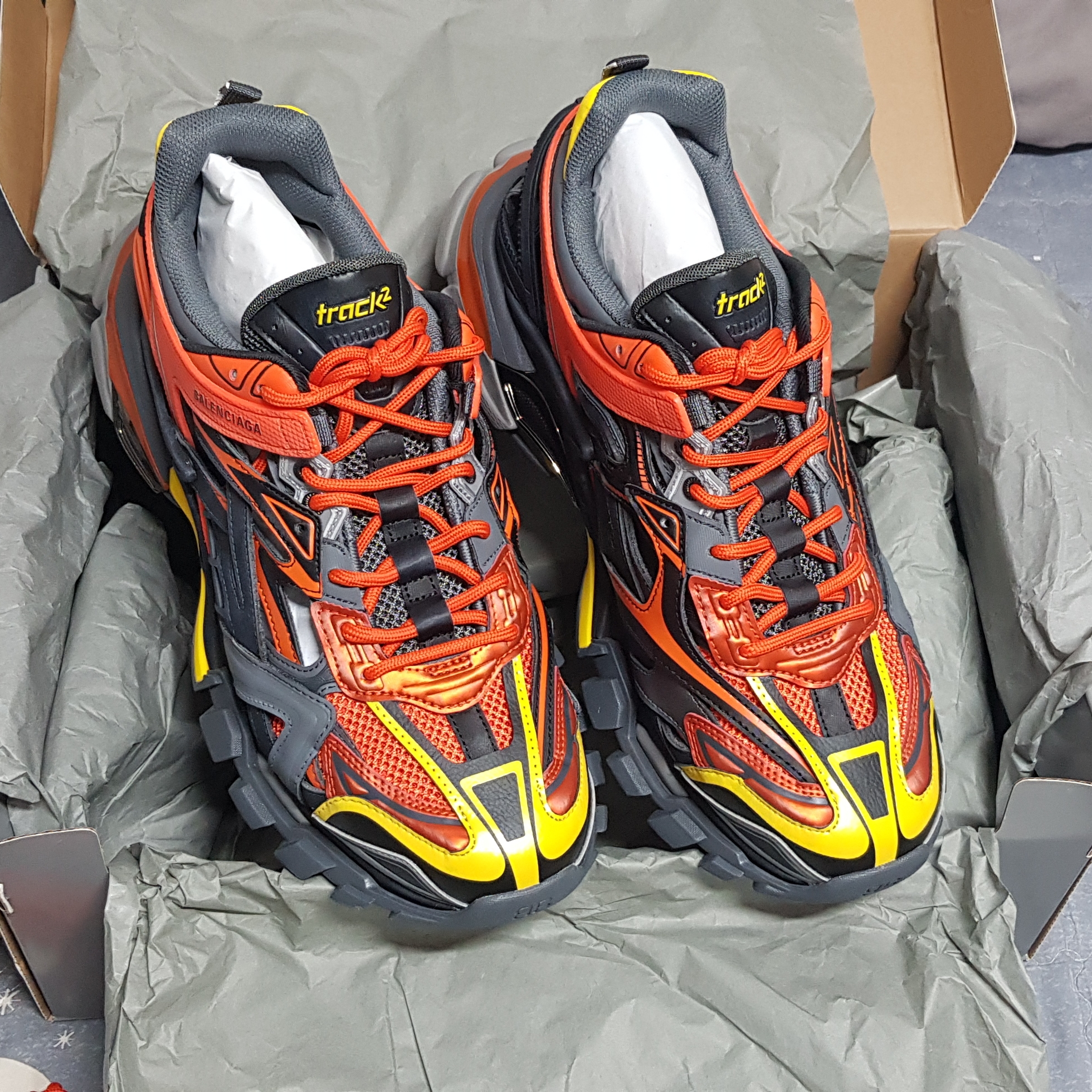 Balenciaga Track.2 Sneakers Multi-Color 착용 스타일