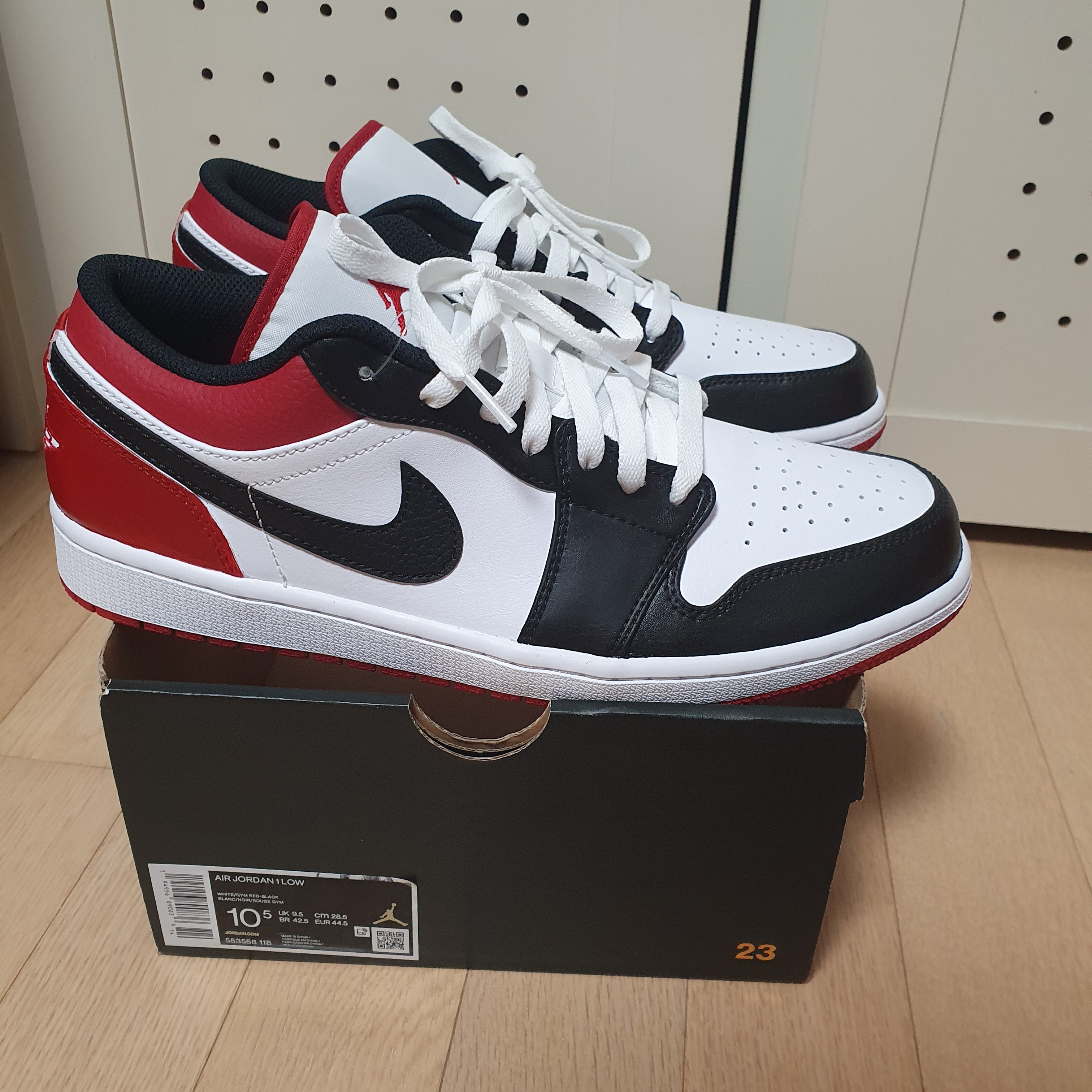 Jordan 1 Low White Red Black 착용 스타일 - 3
