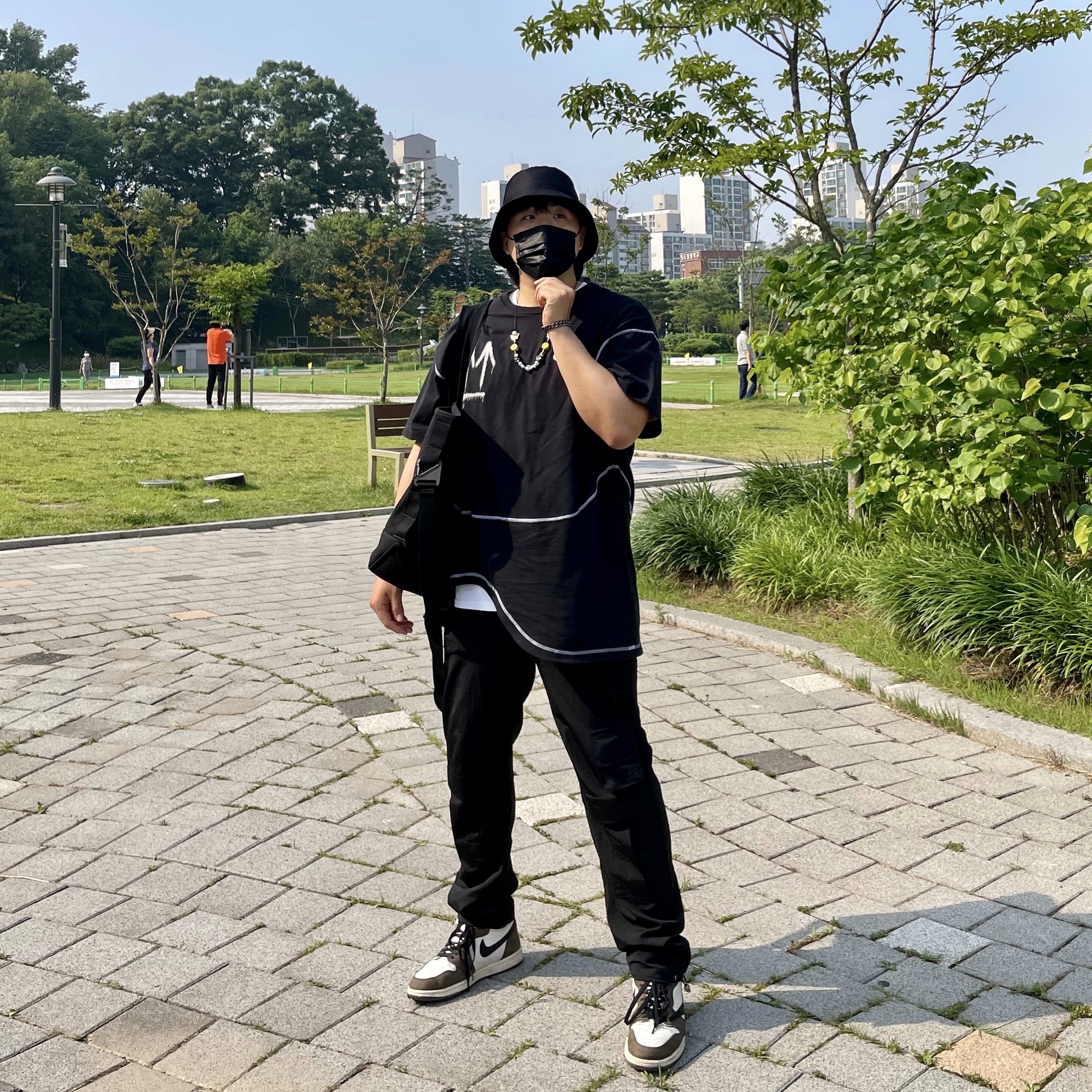 Jordan 1 x Travis Scott Retro High OG SP Mocha, Nike x Off-White NRG RU Short Sleeve T-Shirt 착용 스타일
