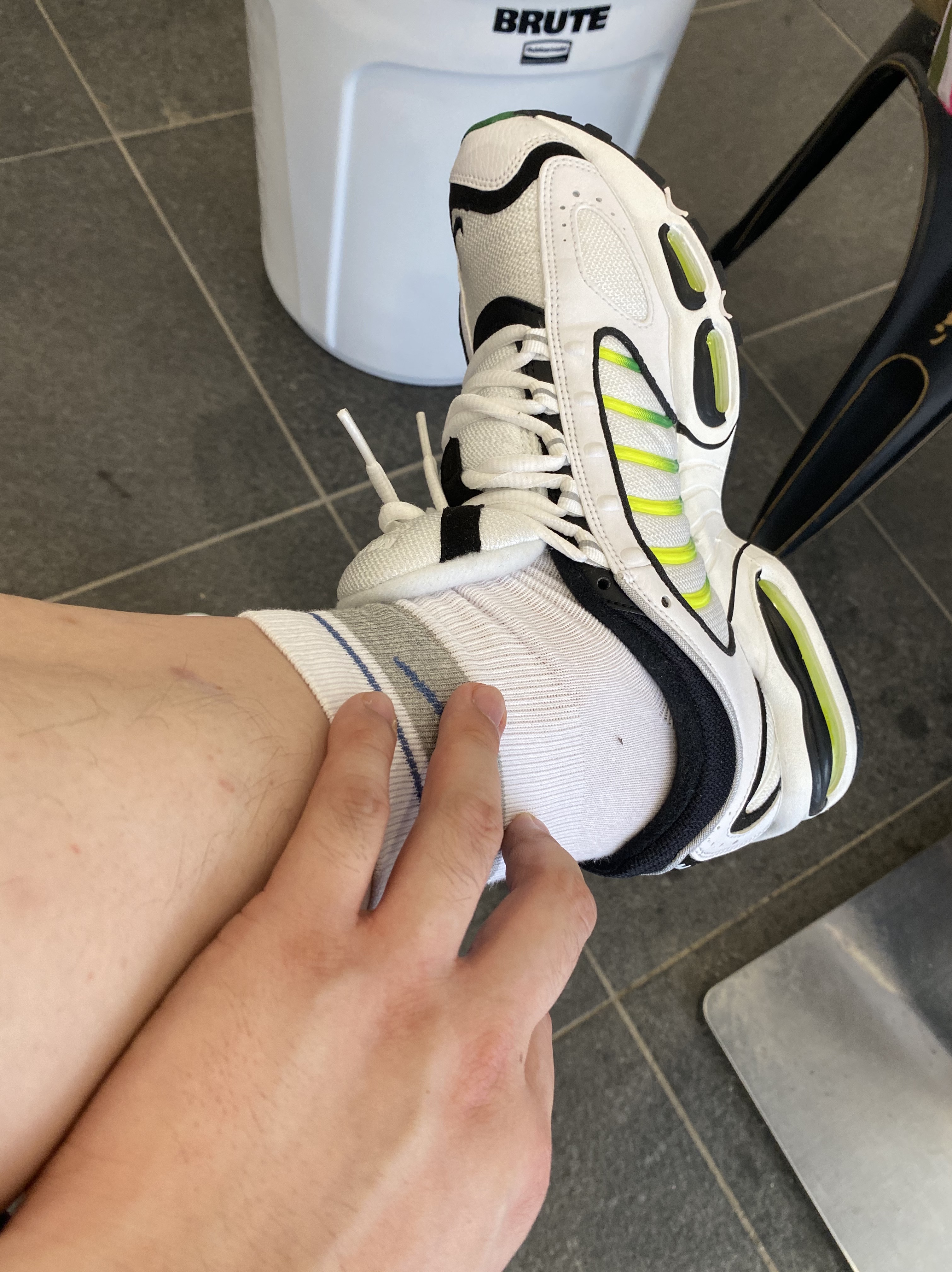 Nike Air Max Tailwind 4 White Volt Black 착용 스타일 - 2