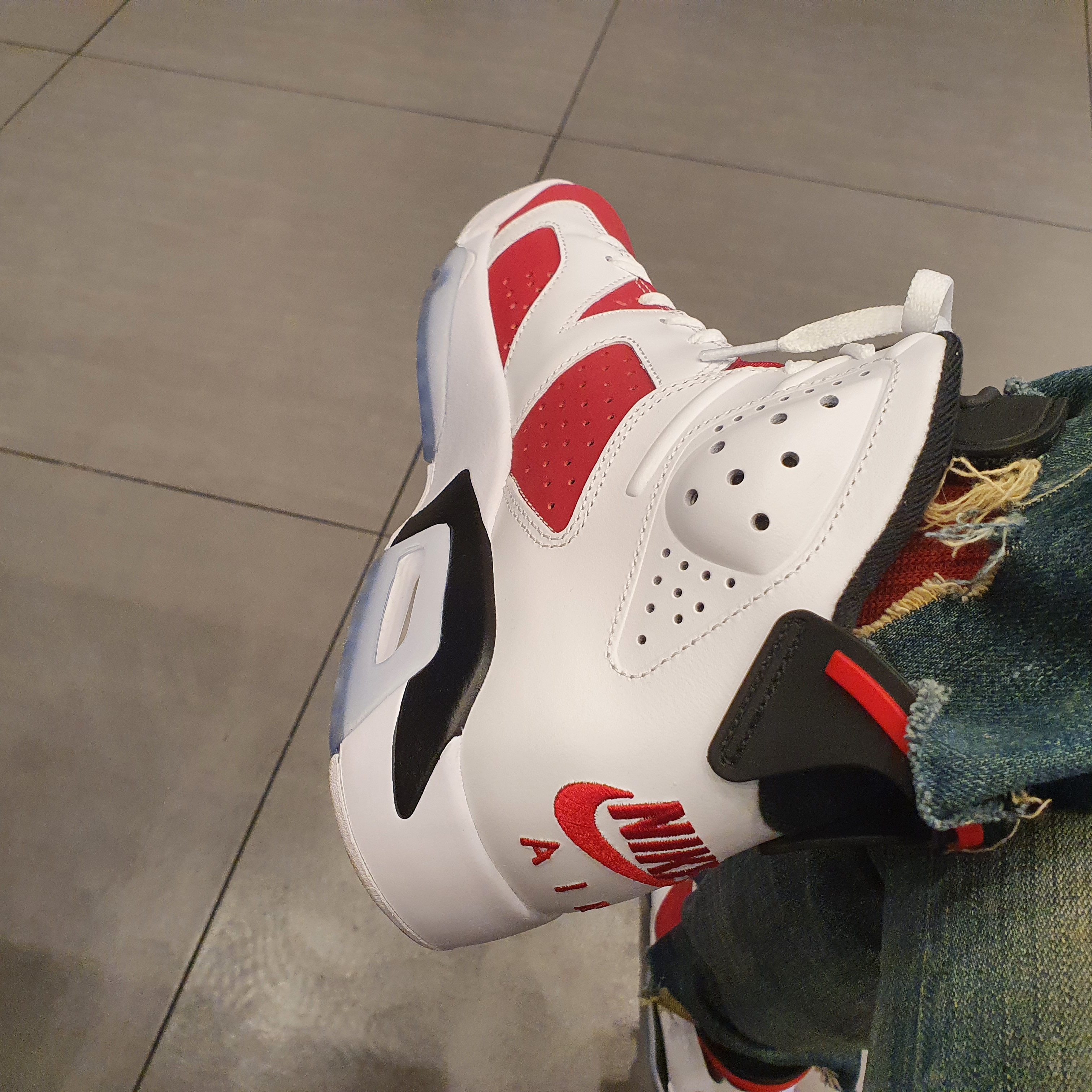 Jordan 6 Retro Carmine 2021 착용 스타일 - 4