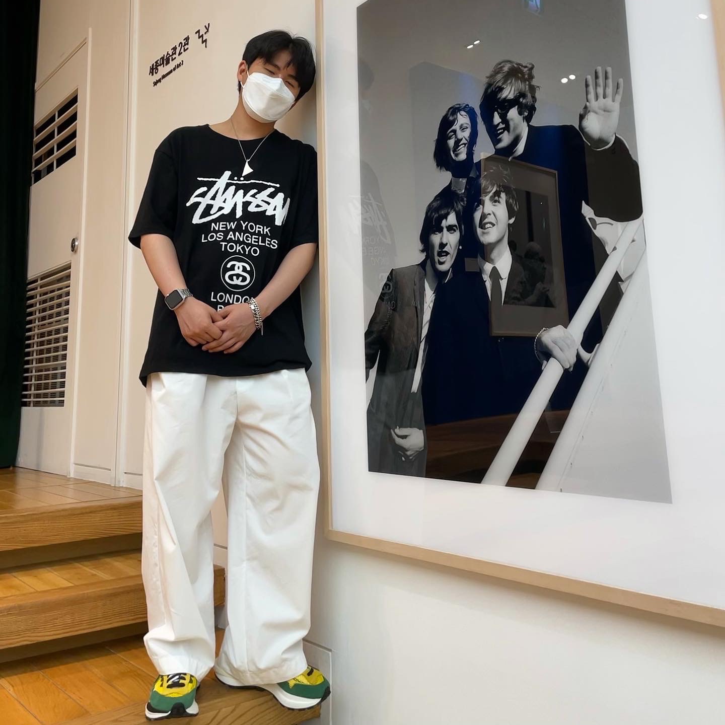 Nike x Sacai VaporWaffle Tour Yellow & Gorge Green Sail, Stussy World Tour T-Shirt Black 착용 스타일