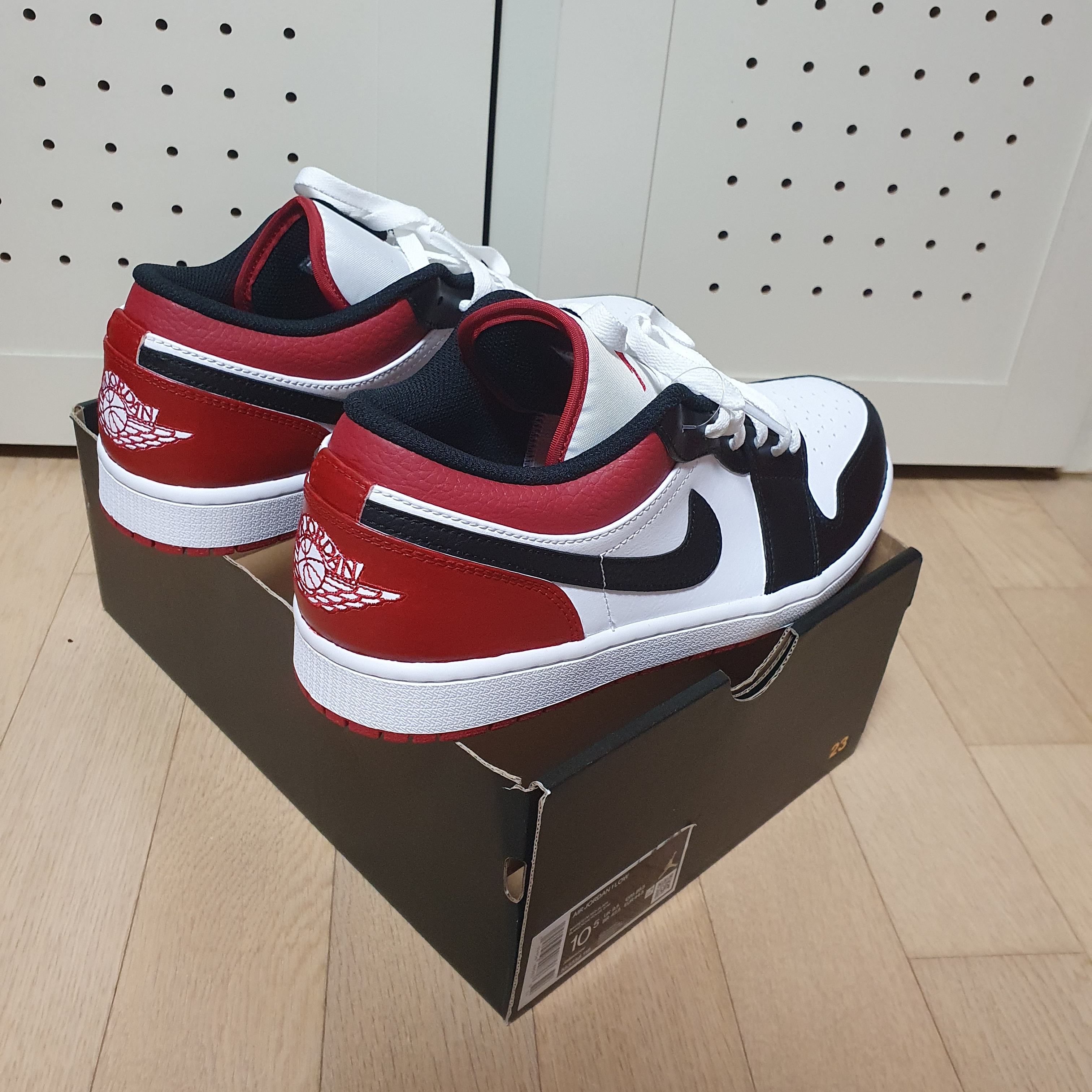 Jordan 1 Low White Red Black 착용 스타일 - 4
