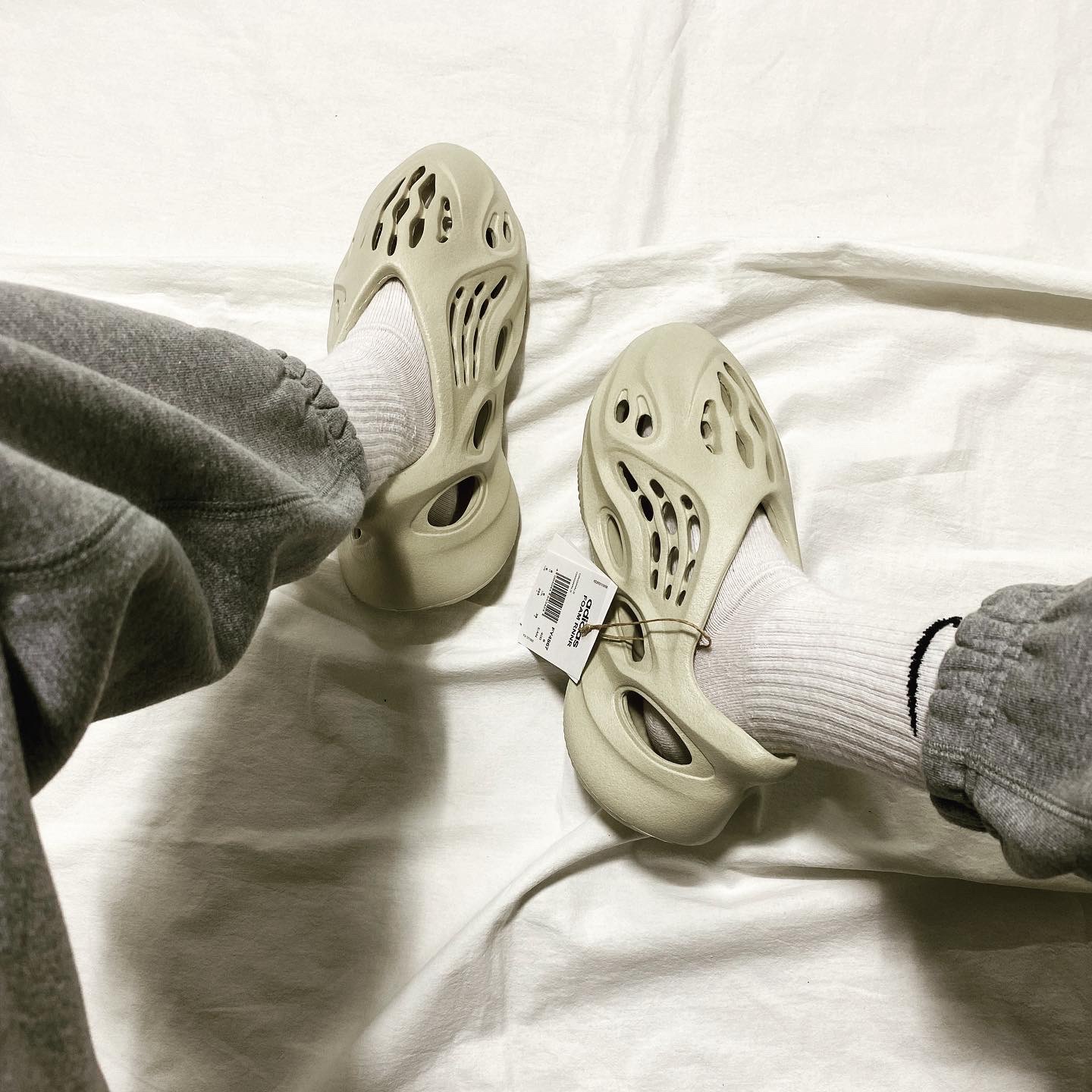 Adidas Yeezy Foam RNNR Sand 착용 스타일 - 3