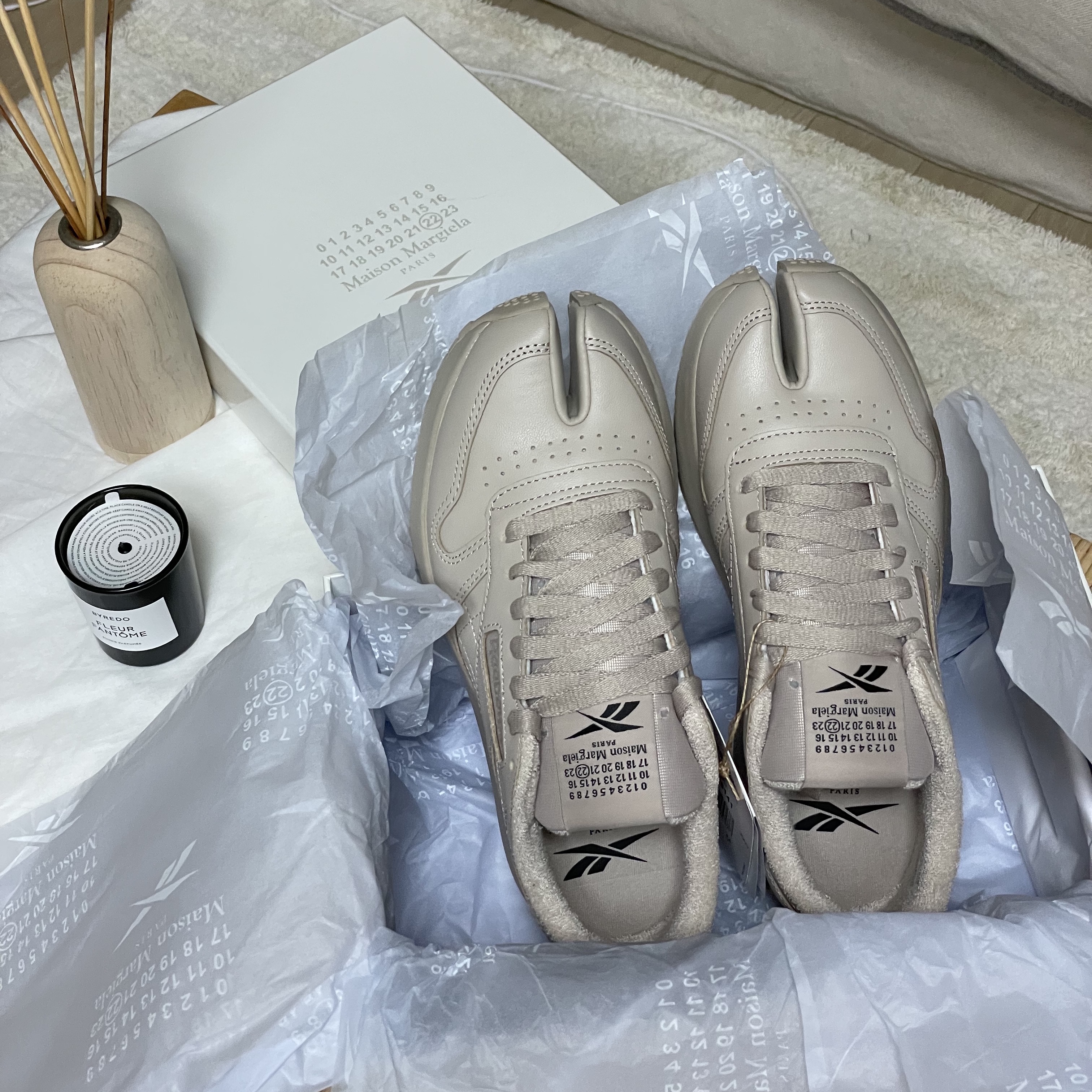 Reebok x Maison Margiela Classic Leather Tabi Shoes Beige 착용 스타일 - 2