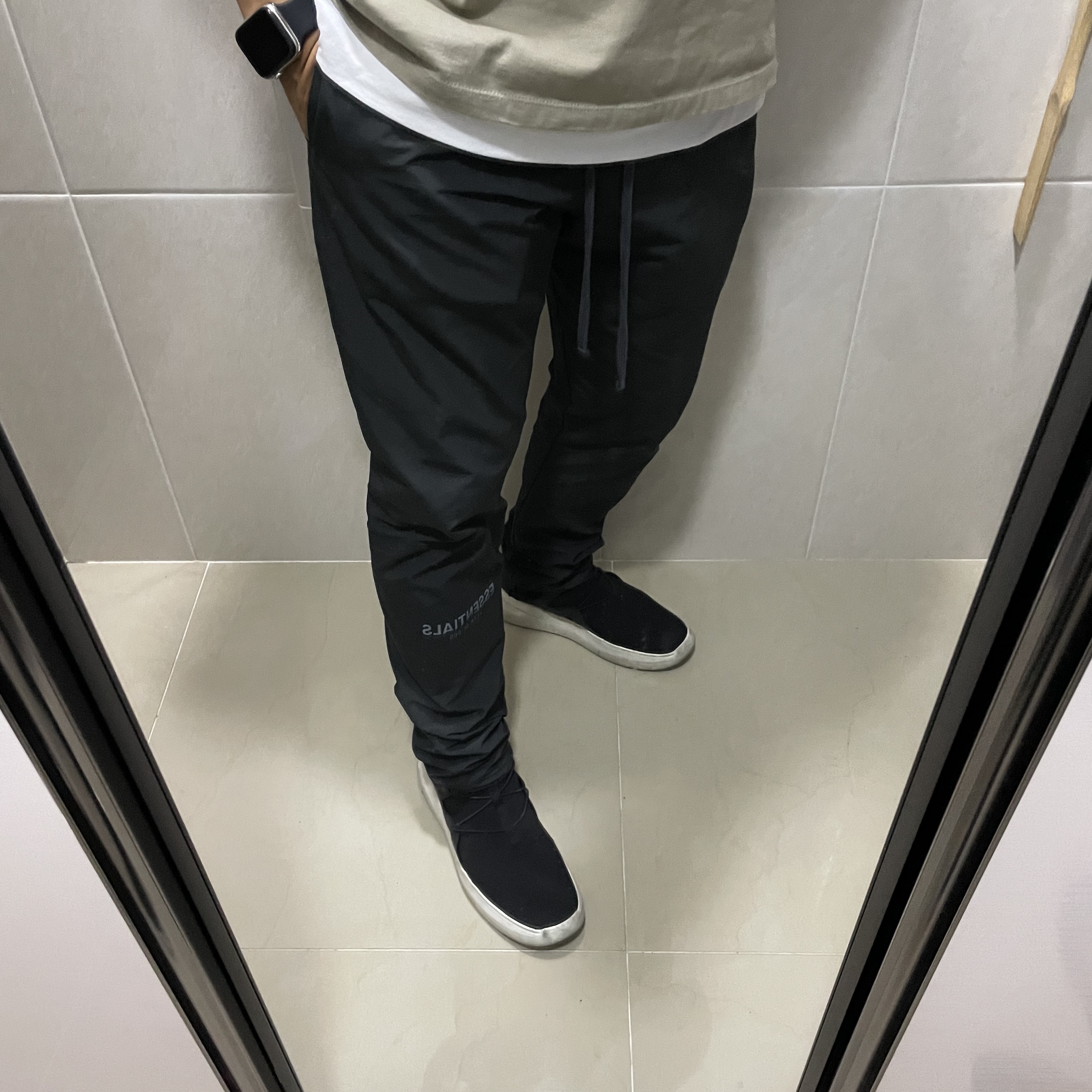 Essentials T-Shirt Moss - 21SS, Essentials Track Pants Black - 21SS 착용 스타일 - 1