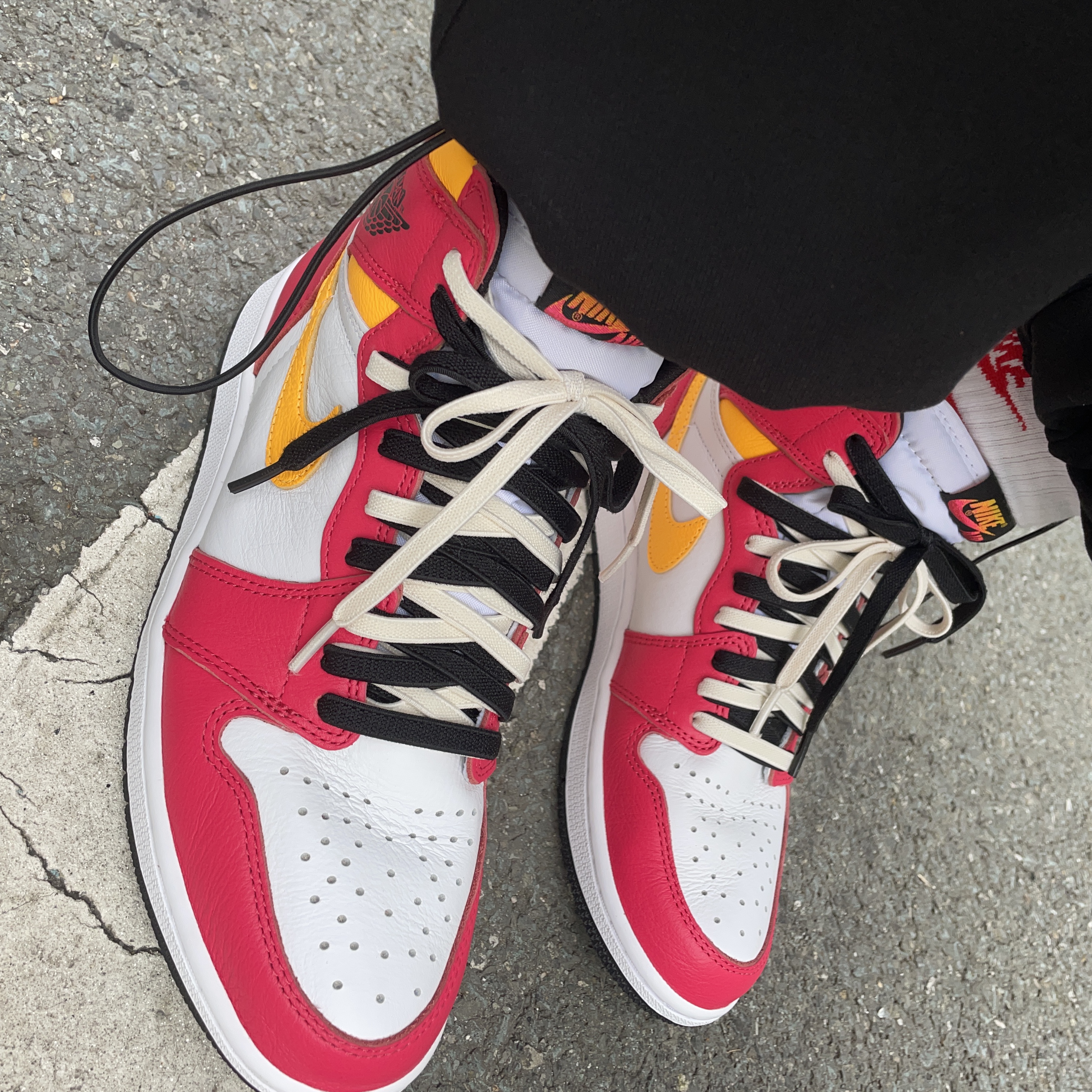 Jordan 1 Retro High OG Light Fusion Red 착용 스타일 - 5