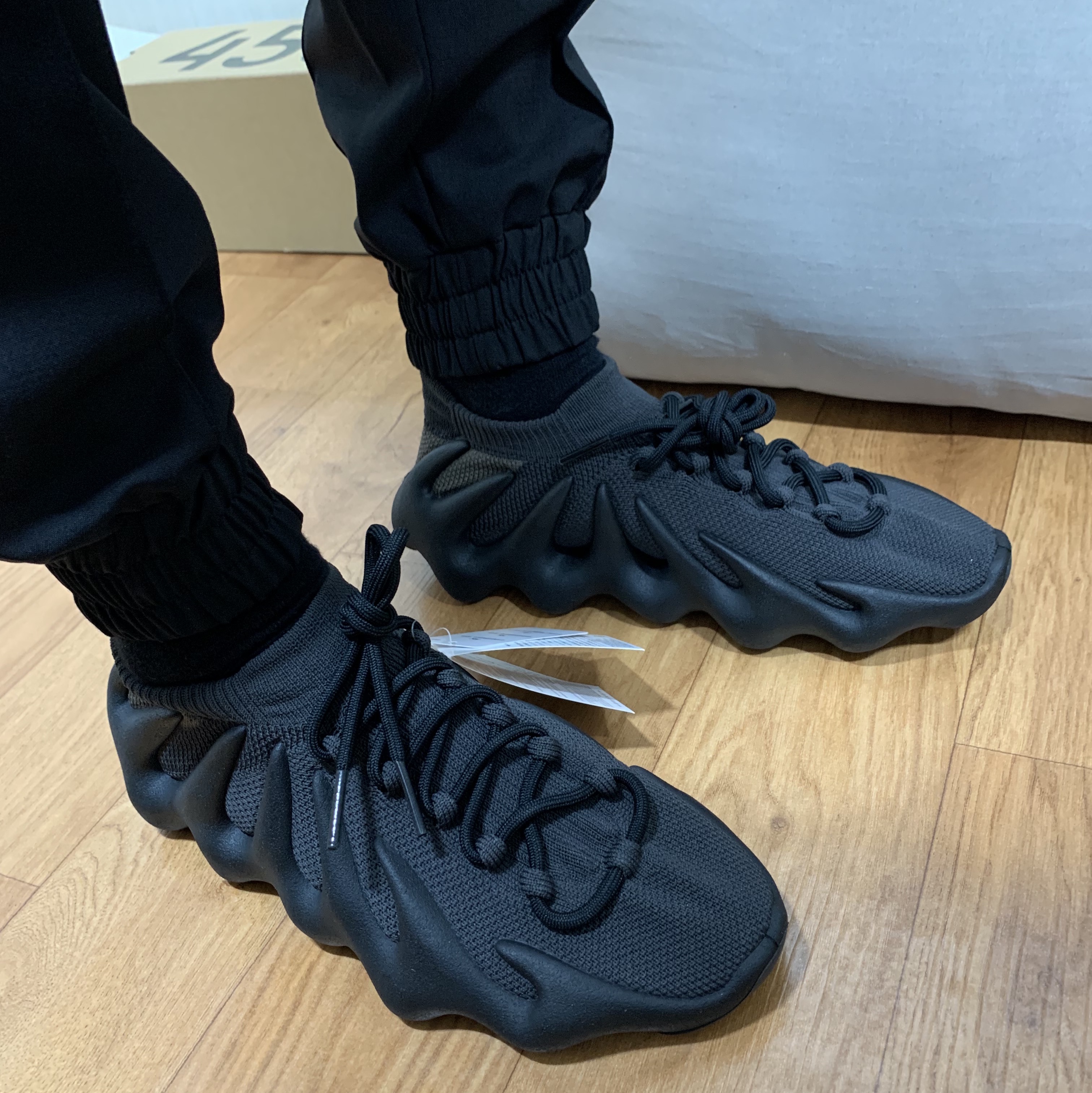 Adidas Yeezy 450 Dark Slate 착용 스타일 - 1