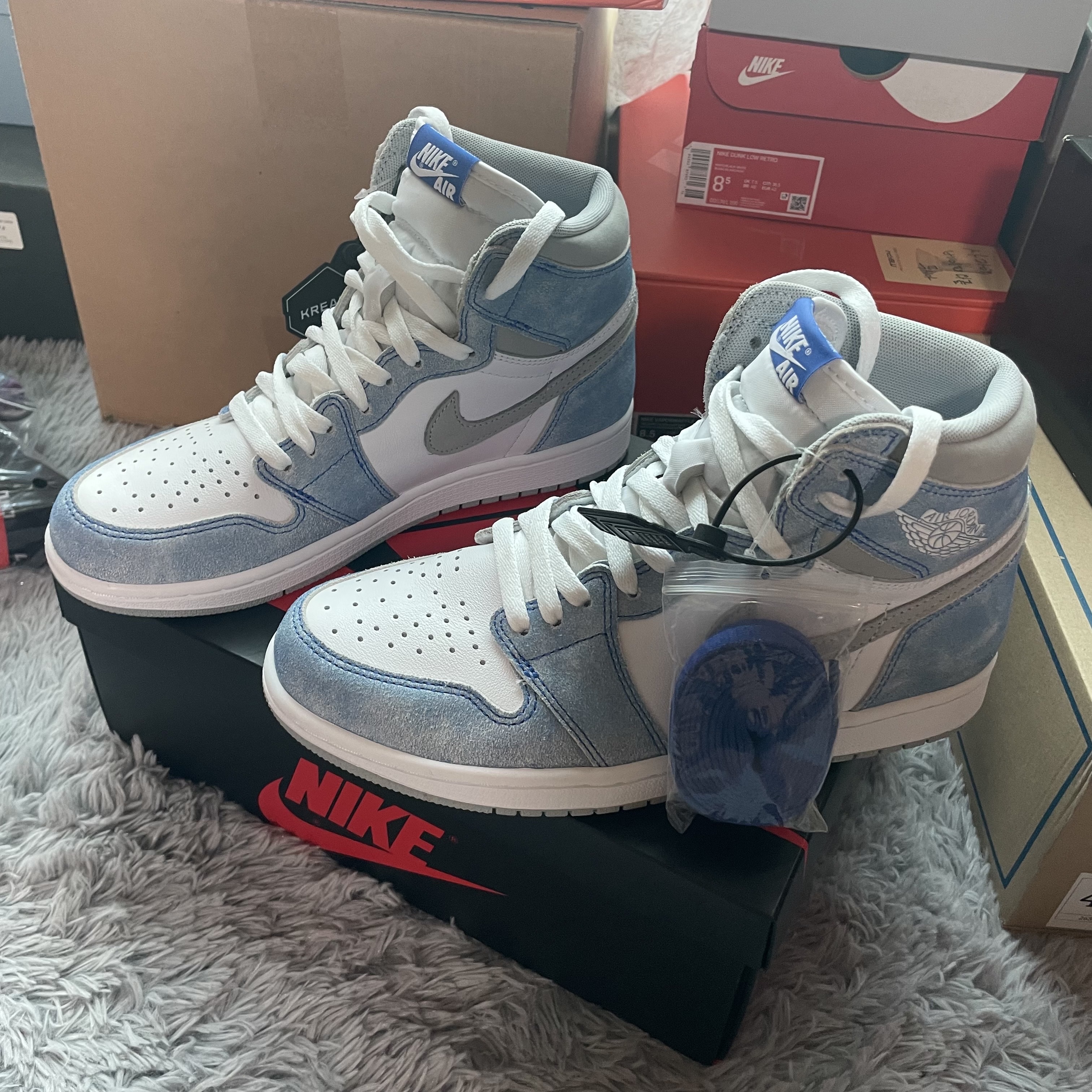 Jordan 1 Retro High OG Hyper Royal 착용 스타일 - 3