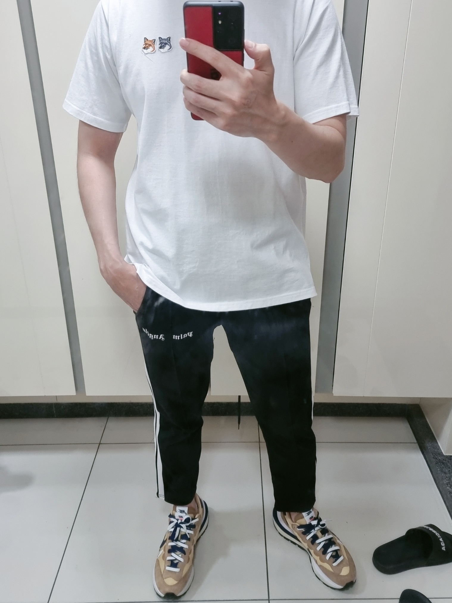 Nike x Sacai VaporWaffle Sesame and Blue Void, Maison Kitsune Double Fox Head Patch Classic T-Shirt Latte 착용 스타일