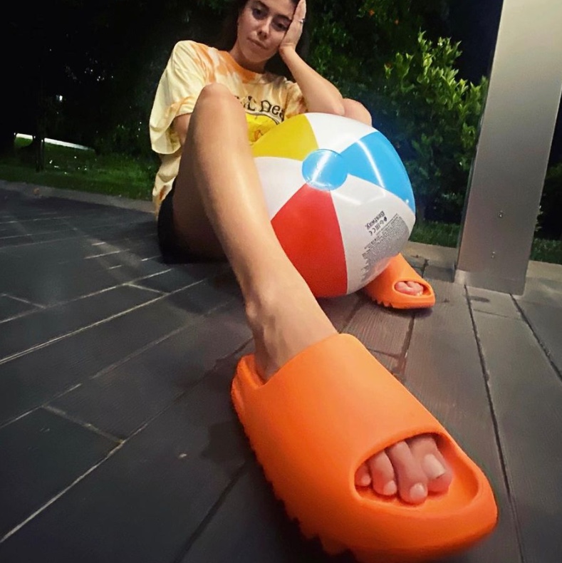 Adidas Yeezy Slide Enflame Orange 착용 스타일 - 3