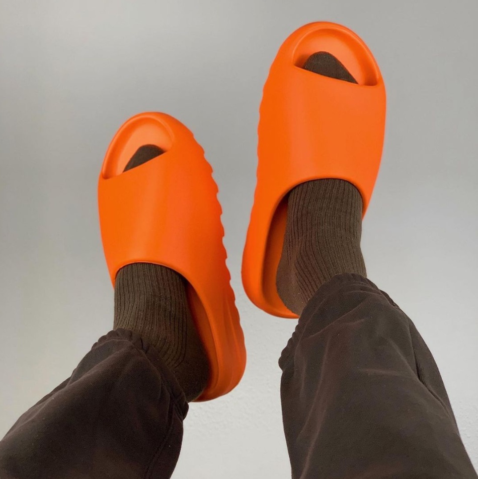 Adidas Yeezy Slide Enflame Orange 착용 스타일 - 1