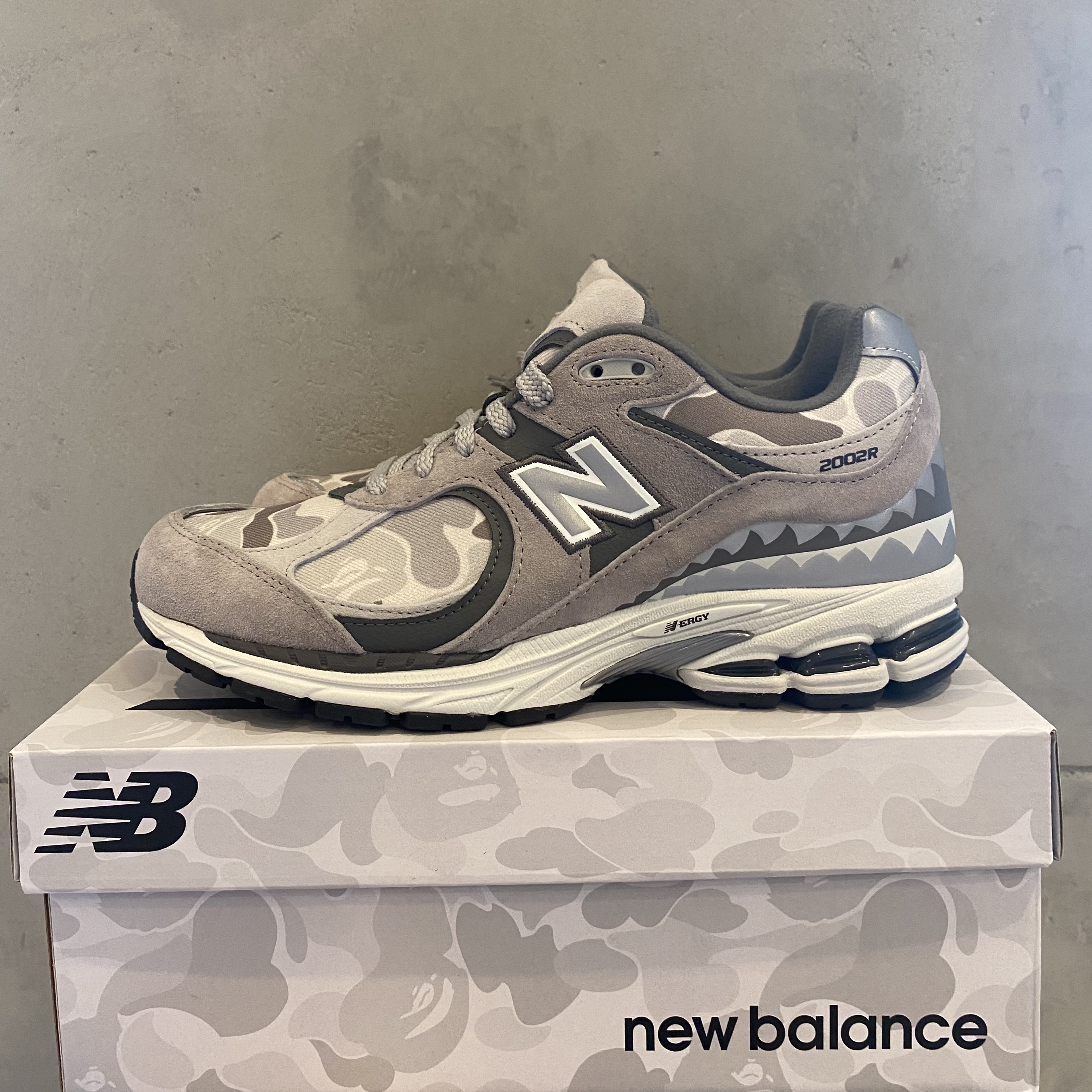 New Balance x BAPE 2002R Gray Camo (Special Box) 착용 스타일 - 1