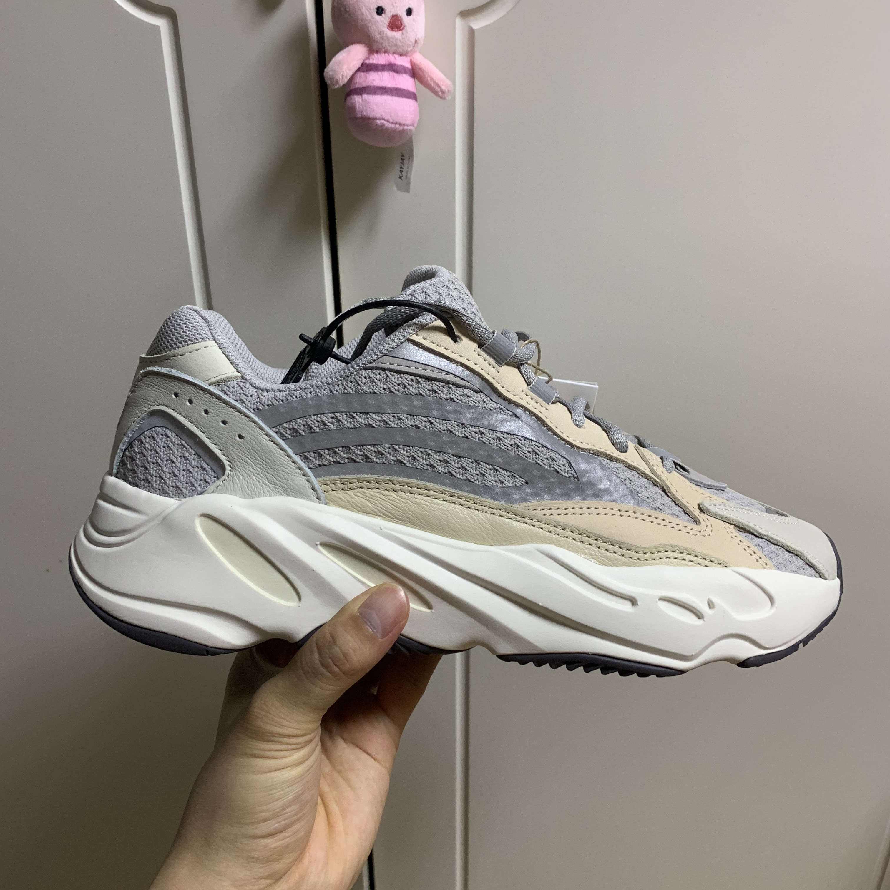 Adidas Yeezy Boost 700 V2 Cream 착용 스타일 - 2
