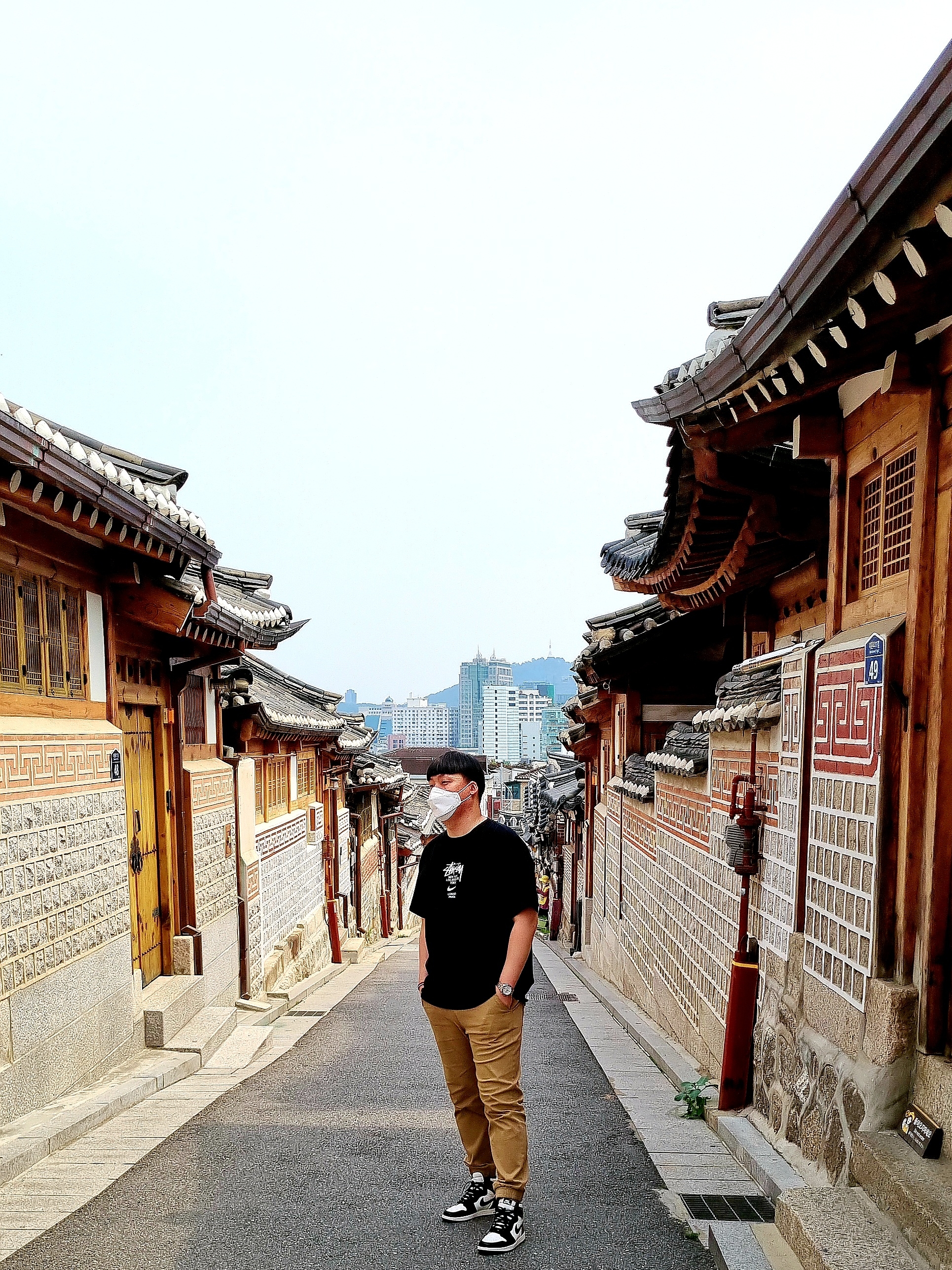 Jordan 1 Retro High OG Black Mocha, Nike x Stussy WT T-Shirt Black - US/EU 착용 스타일 - 1