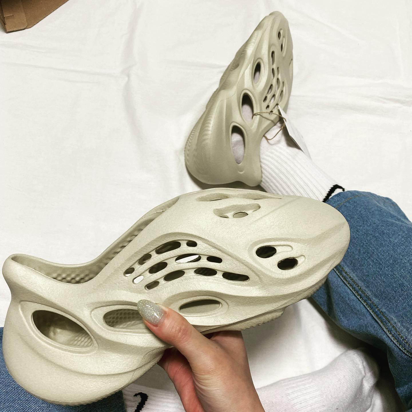 Adidas Yeezy Foam RNNR Sand 착용 스타일 - 1