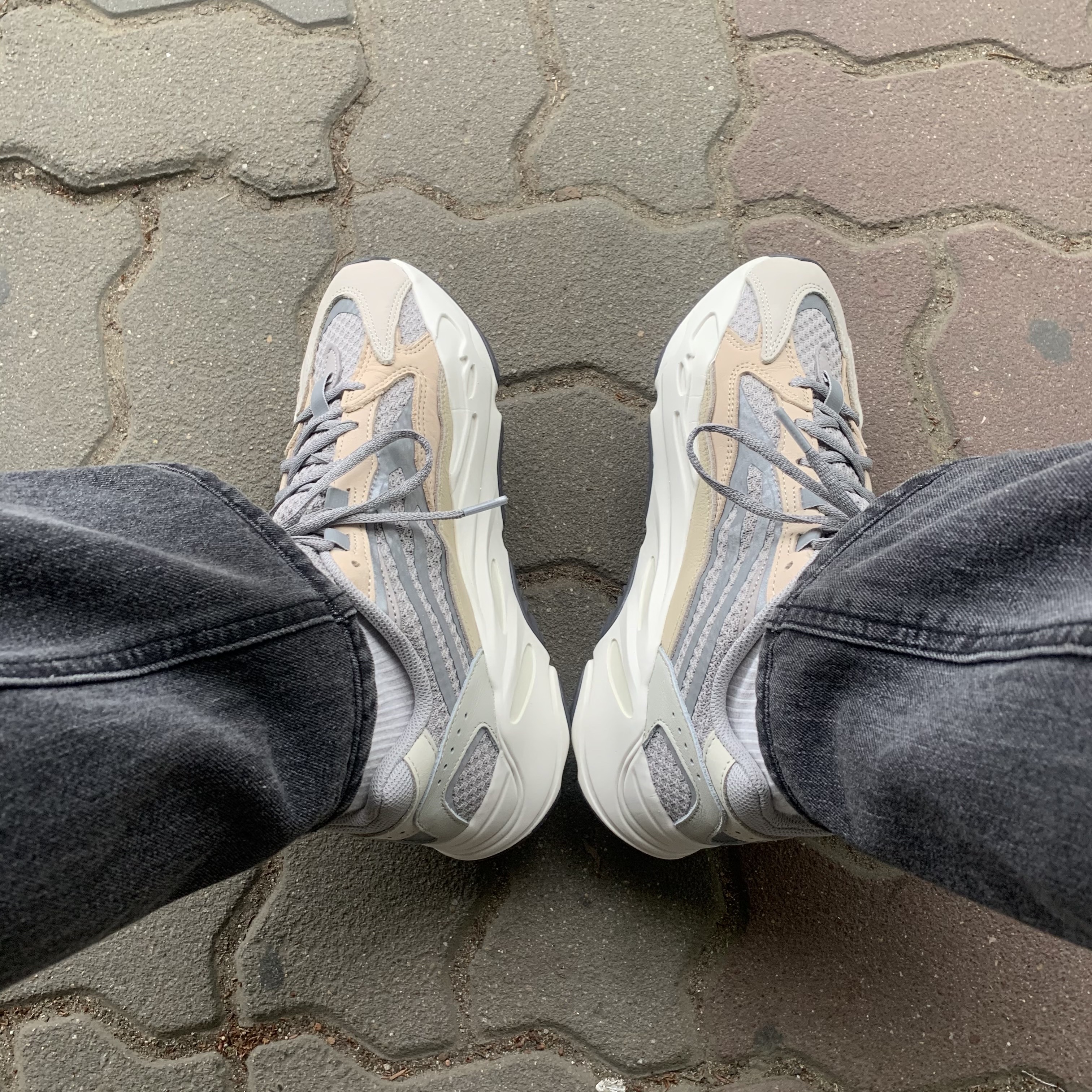 Adidas Yeezy Boost 700 V2 Cream 착용 스타일 - 1
