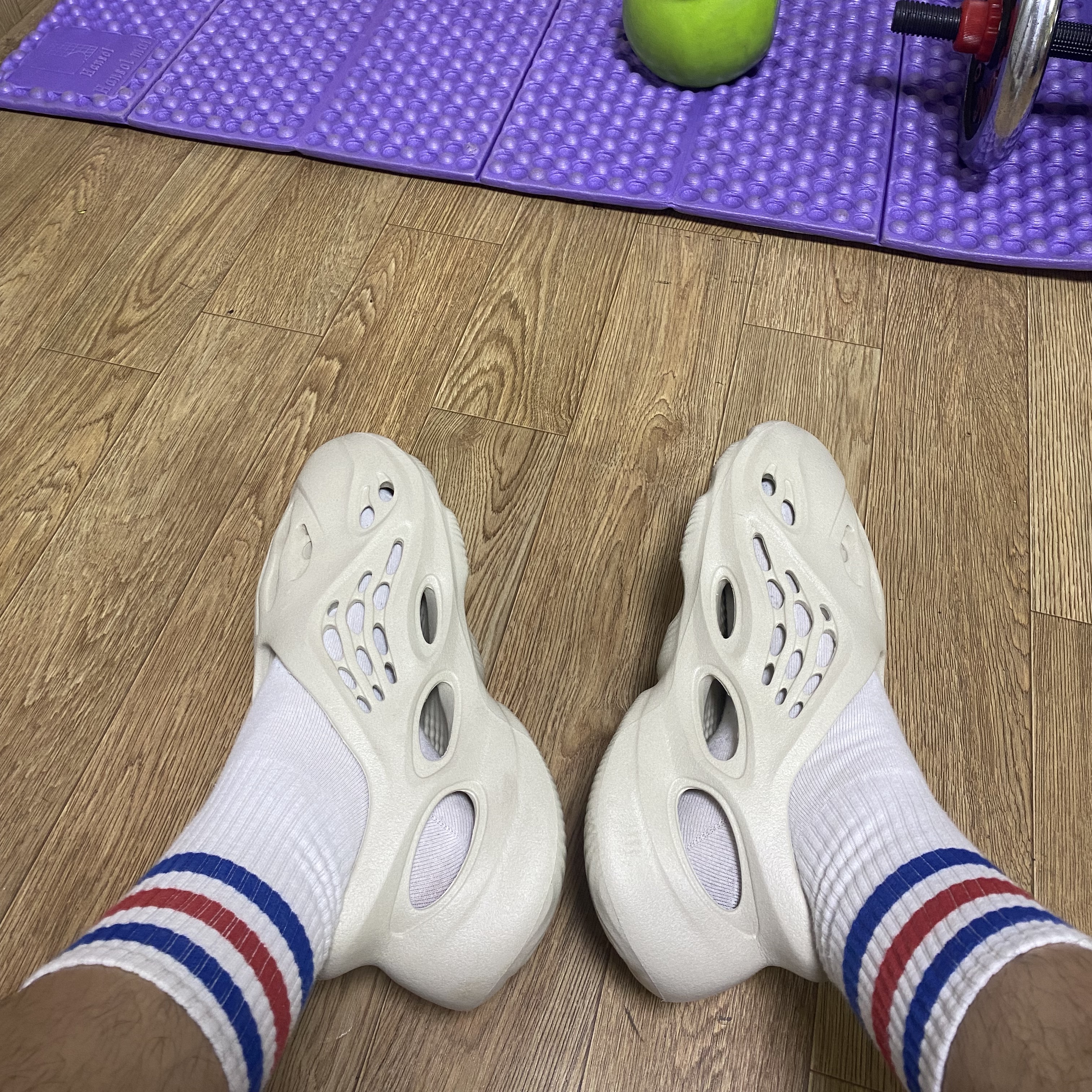 Adidas Yeezy Foam RNNR Sand 착용 스타일