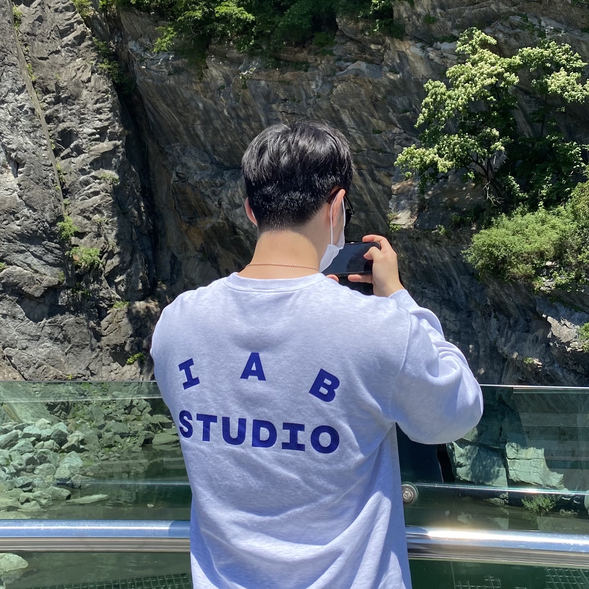 IAB Studio Long Sleeve Light Gray 착용 스타일