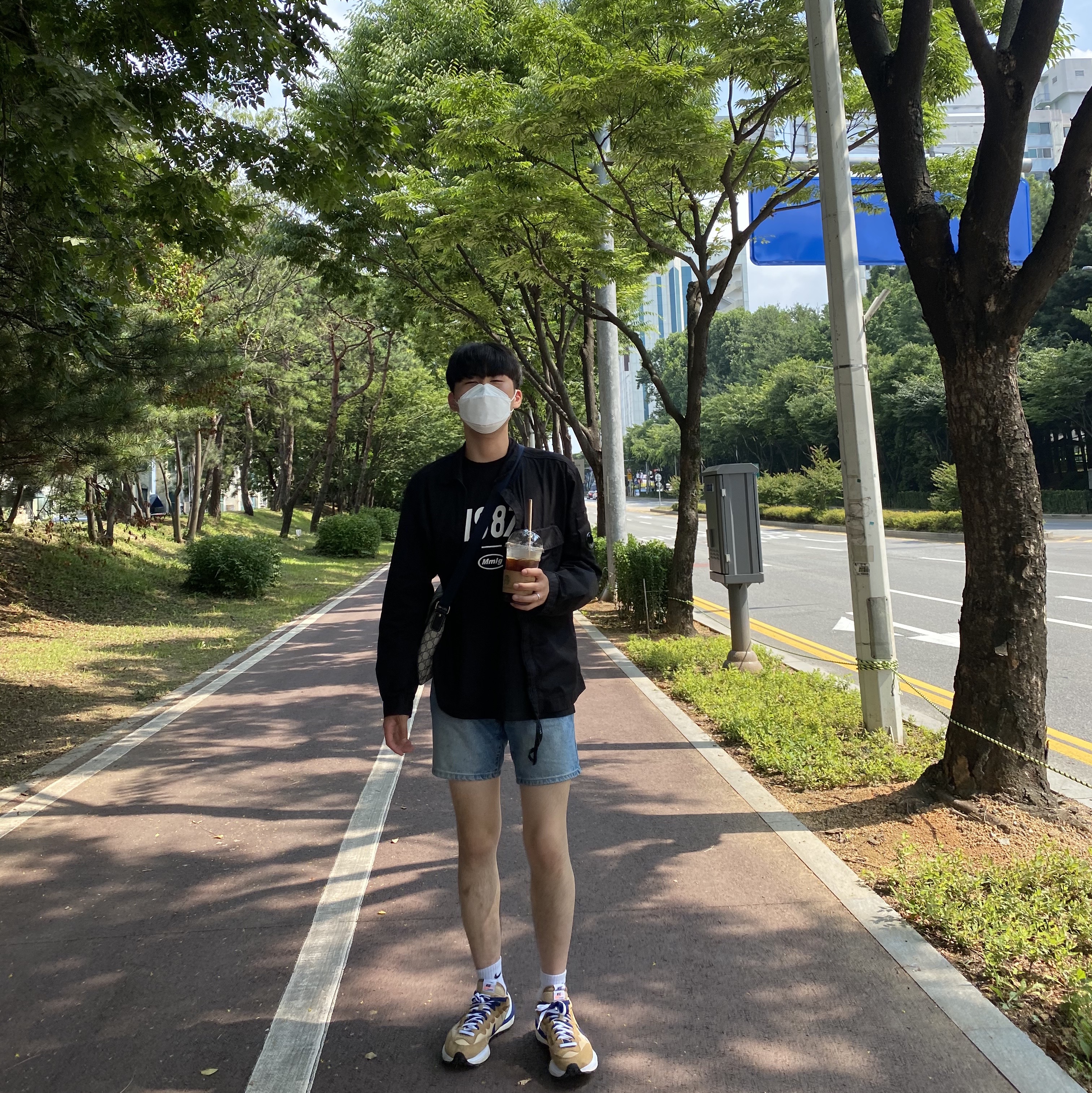 Nike x Sacai VaporWaffle Sesame and Blue Void 착용 스타일