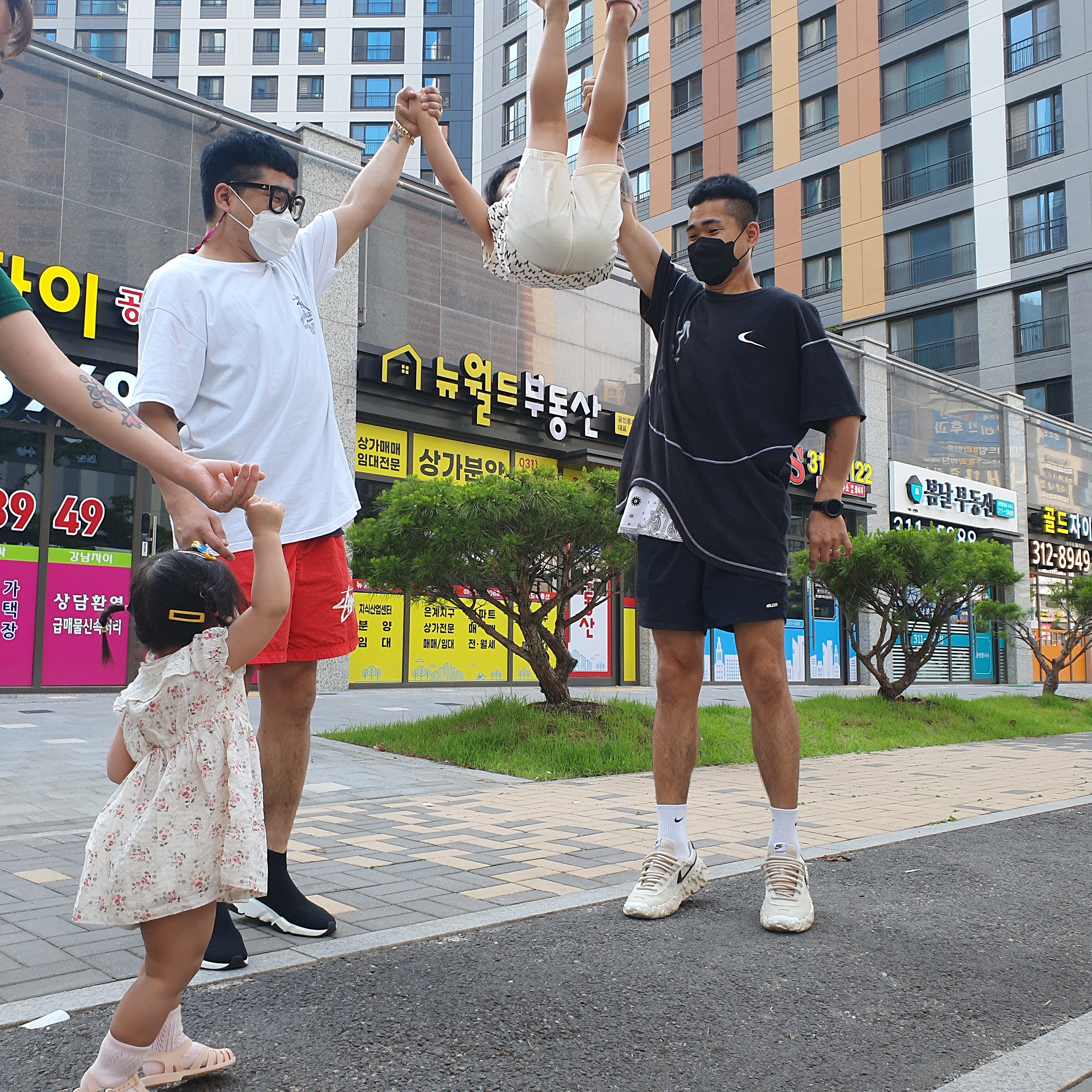 Nike x Stussy Water Shorts Habanero Red, Balenciaga Speed Trainer Black White 2021/2022 착용 스타일