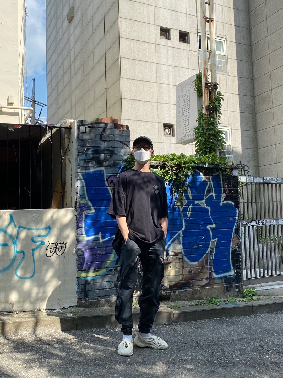 Adidas Yeezy Foam RNNR Sand, Supreme x Stone Island Painted Camo Nylon 6-Panel Black - 20FW 착용 스타일 - 2