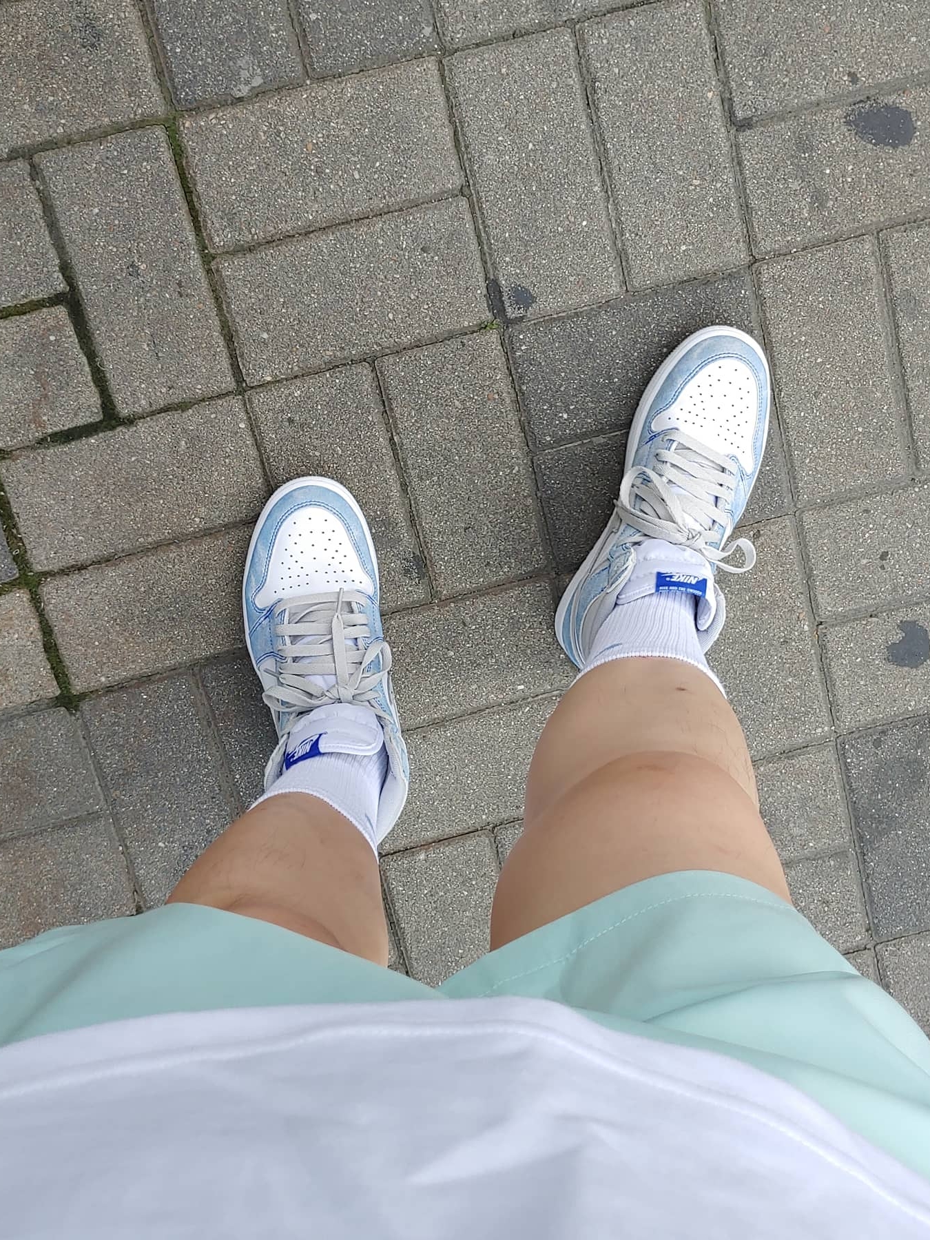IAB Studio T-Shirt White, Jordan 1 Retro High OG Hyper Royal 착용 스타일 - 3
