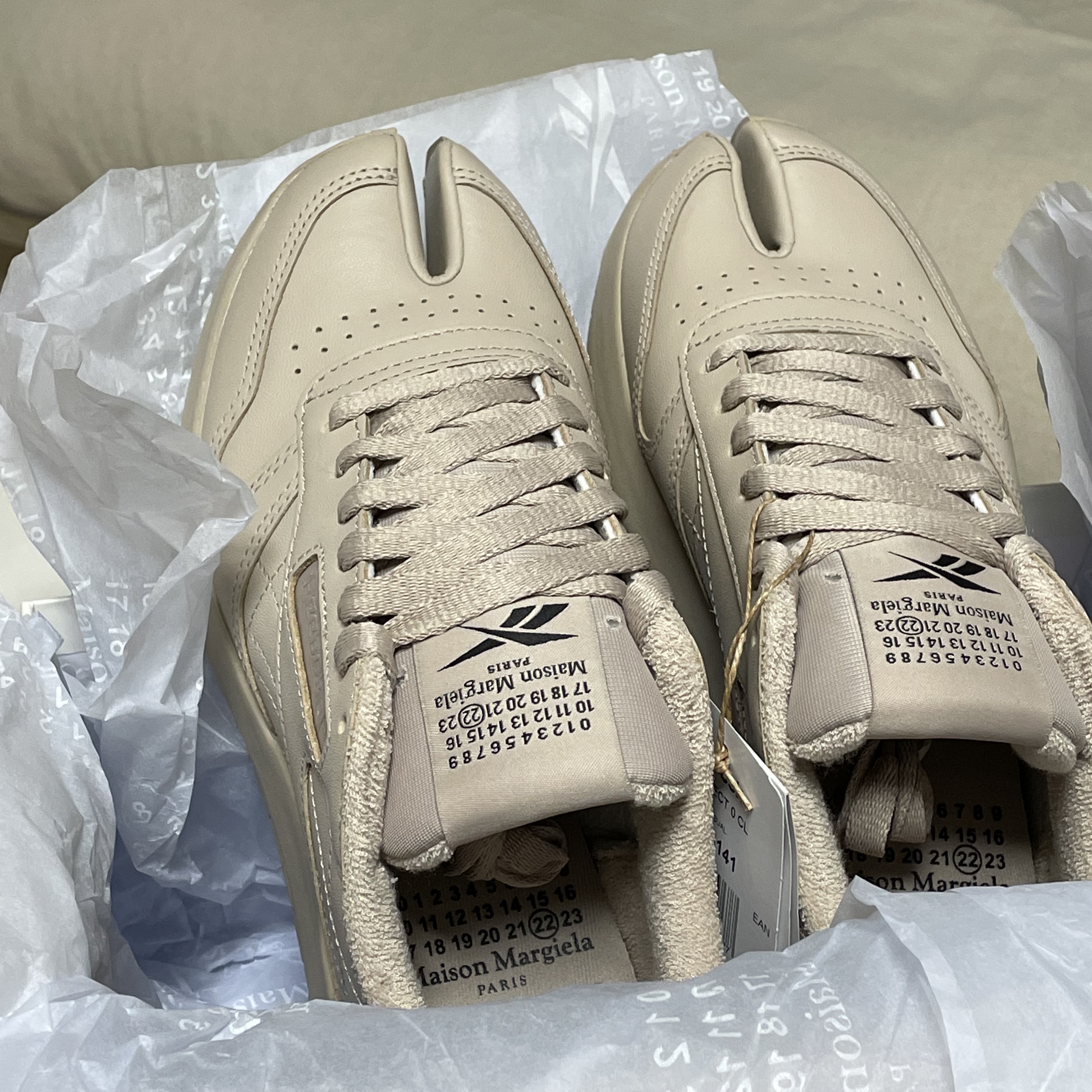 Reebok x Maison Margiela Classic Leather Tabi Shoes Beige 착용 스타일 - 1