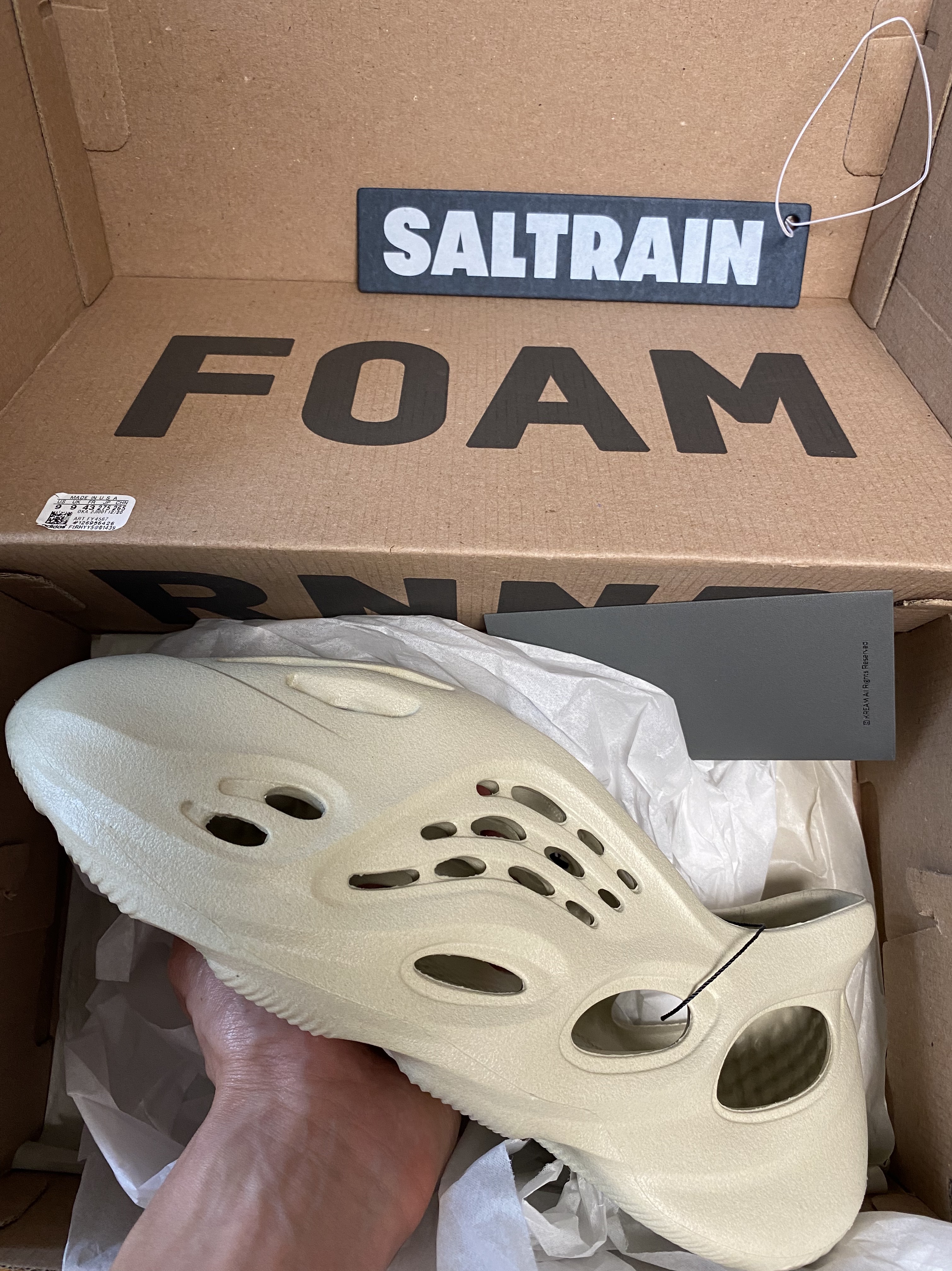 Adidas Yeezy Foam RNNR Sand 착용 스타일